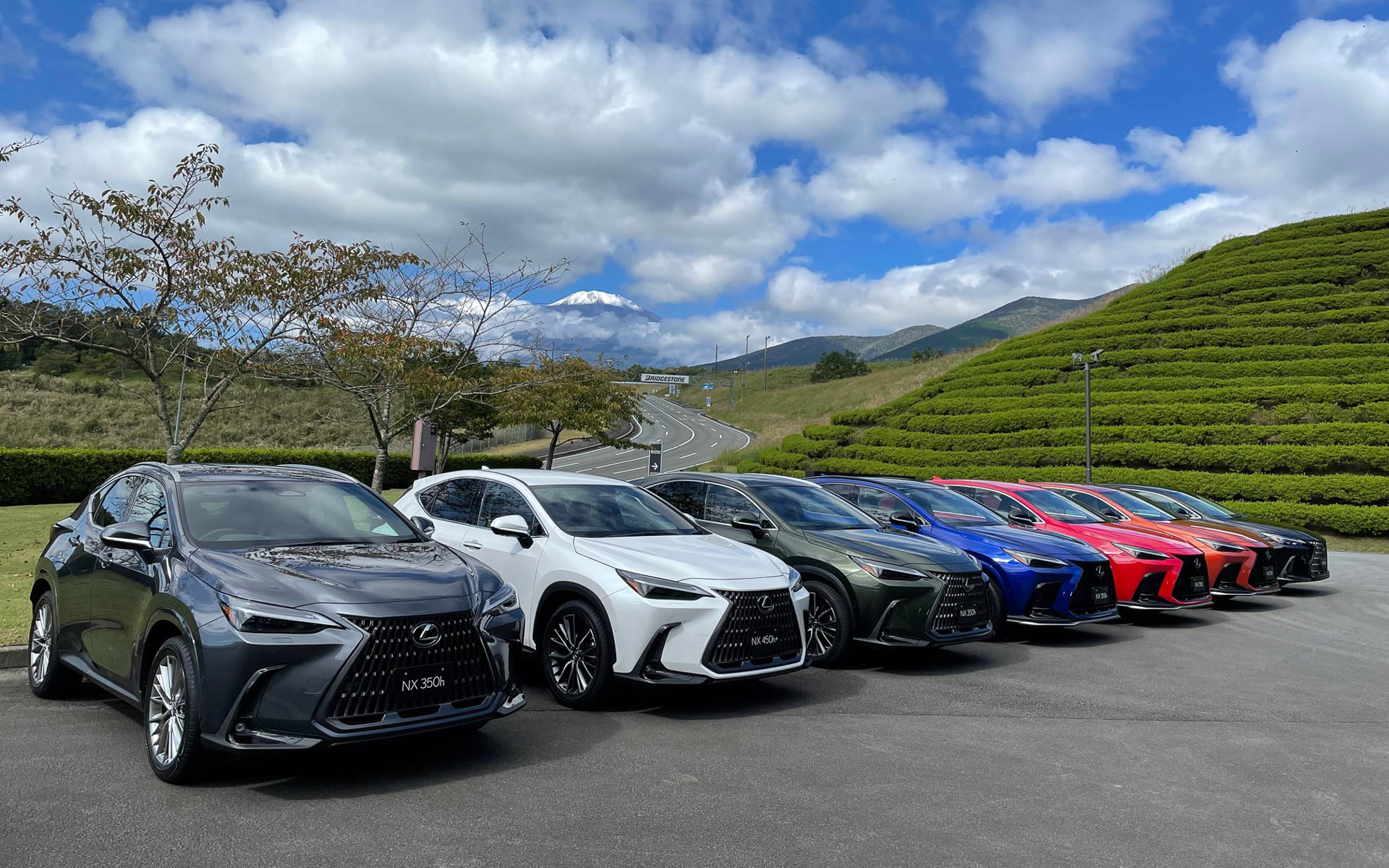 NX、カラーバリエーションのそろい踏み