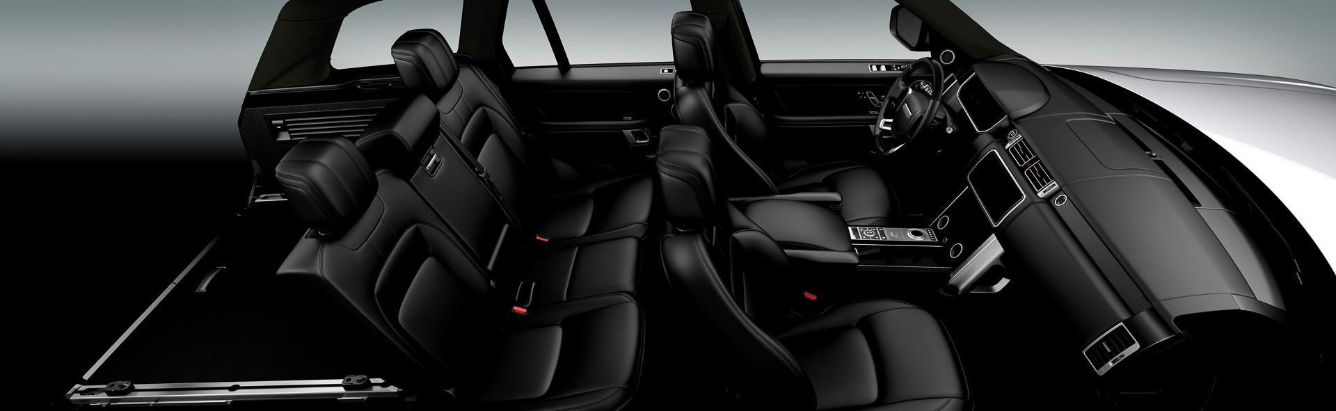 ブラックに統一された内装