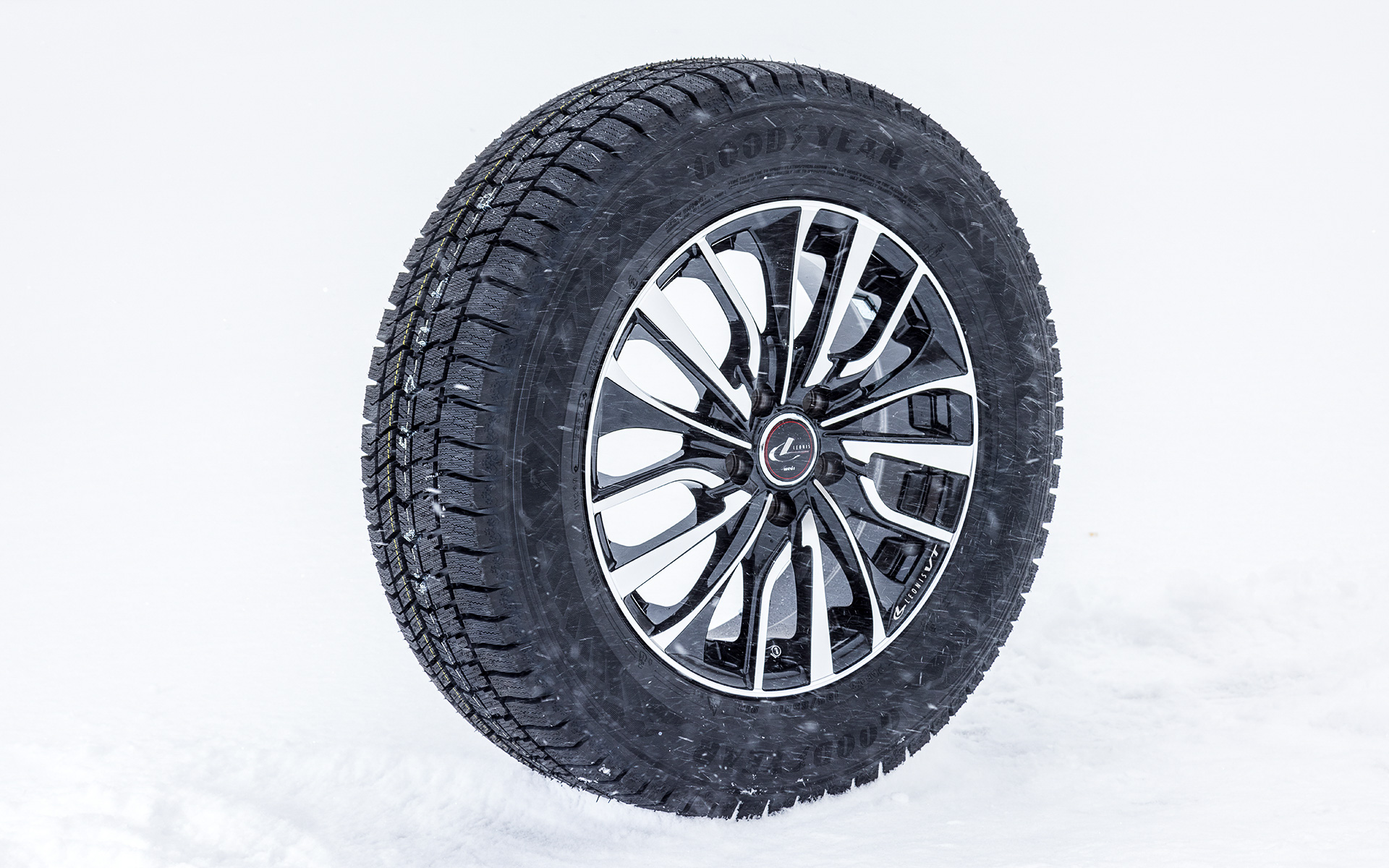 シリーズ初の左右非対称パターンを採用した「アイスナビ 8」は8月に発売。雪上や氷上といった冬性能に加え、ライフ性能や新たな軟化剤の使用で柔軟性の持続も考慮したグッドイヤーの最新スタッドレスタイヤとなる