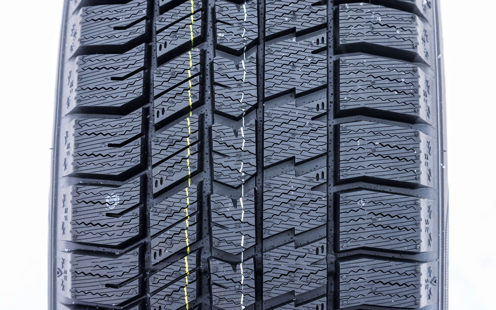 パターンではOUT側の剛性を高めて旋回時の操縦安定性を確保するとともに、LAND比を従来の「アイスナビ 7」から2％高めることでより広く接地し、密着性が向上。氷上でのコーナリング性能はアイスナビ 7比で5％向上し、LAND比が上がると通常は下がってしまう雪上性能は、最適化されたトレッドパターンによりアイスナビ 7と同等の性能を維持