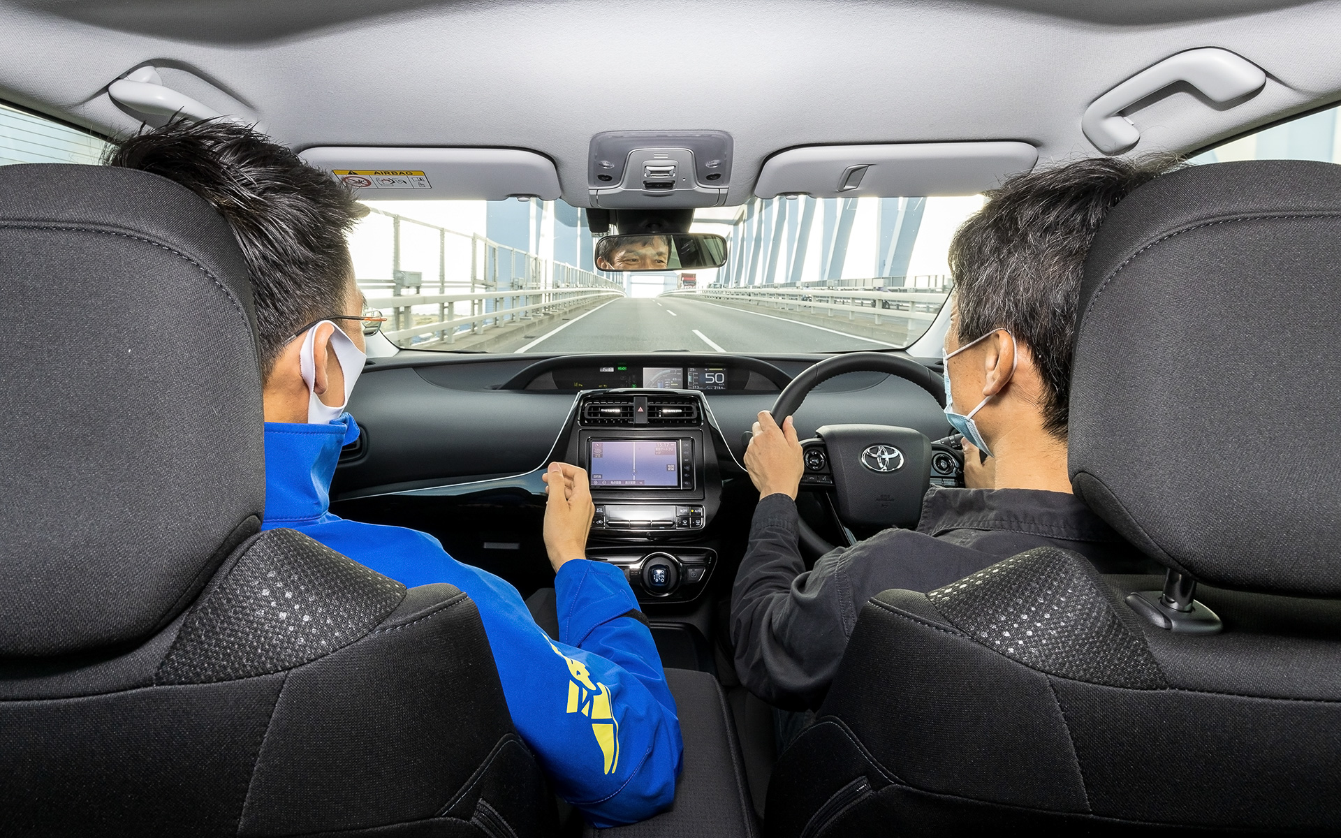 操縦安定性についてはアイスナビ 7がスポーティな味付けだったのに対し、アイスナビ 8ではゆったり落ち着いた動きを作り込むことで安定性を高めている