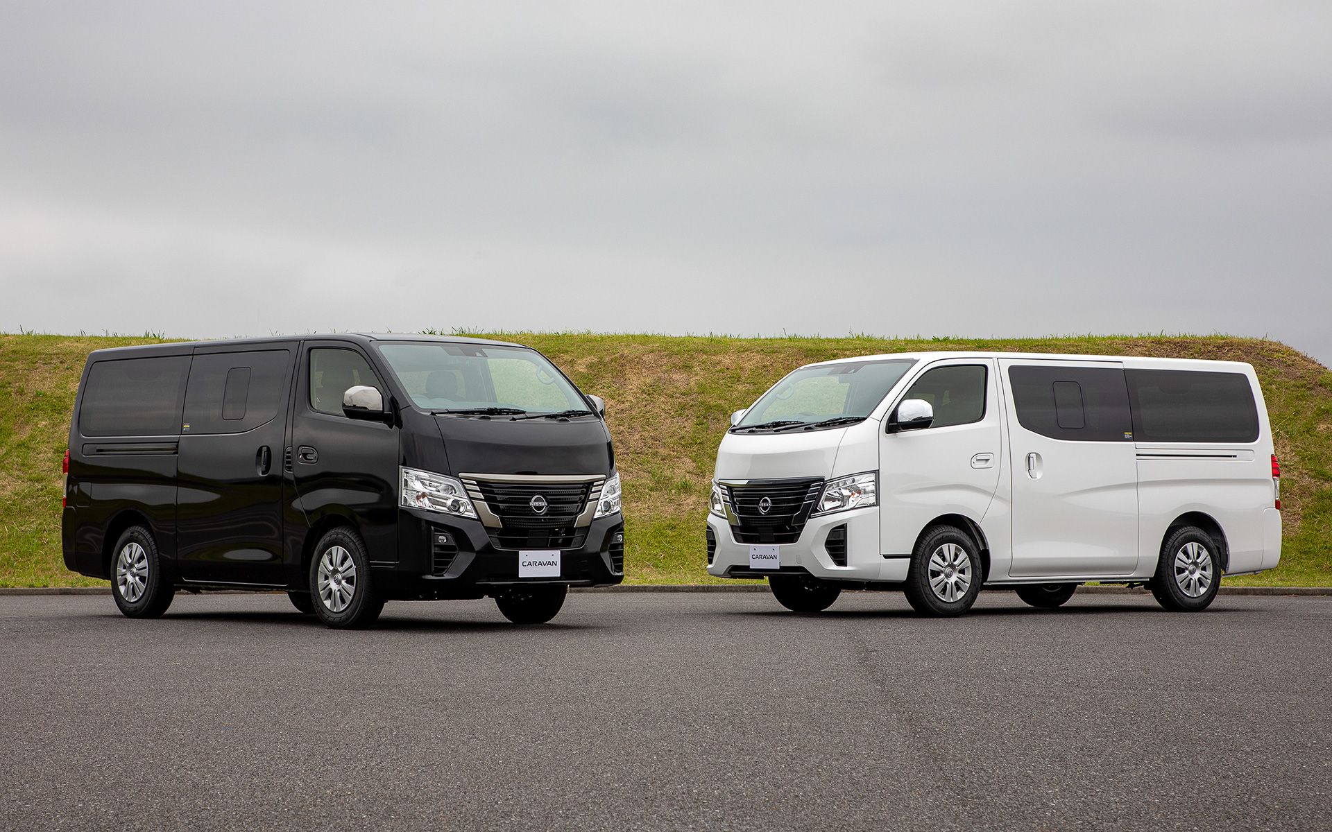 写真左が最上級グレードであるGRANDプレミアムGX、右はプレミアムGX