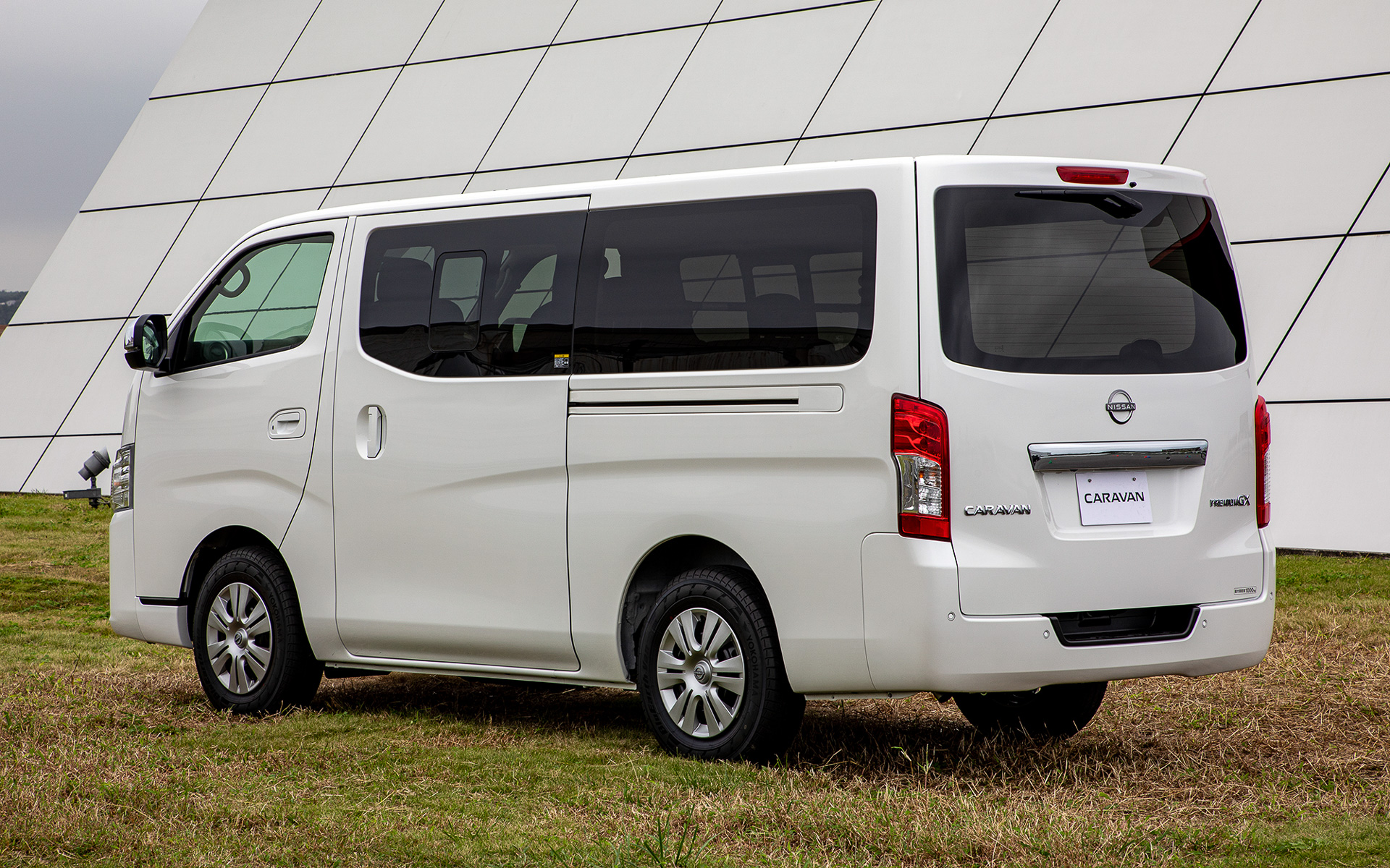 マイナーチェンジした「キャラバン」。今回よりガソリン車の名称はNV350が省かれてキャラバンのみとなった。写真はバンモデル、ロングボディ、標準幅＆標準ルーフ車
