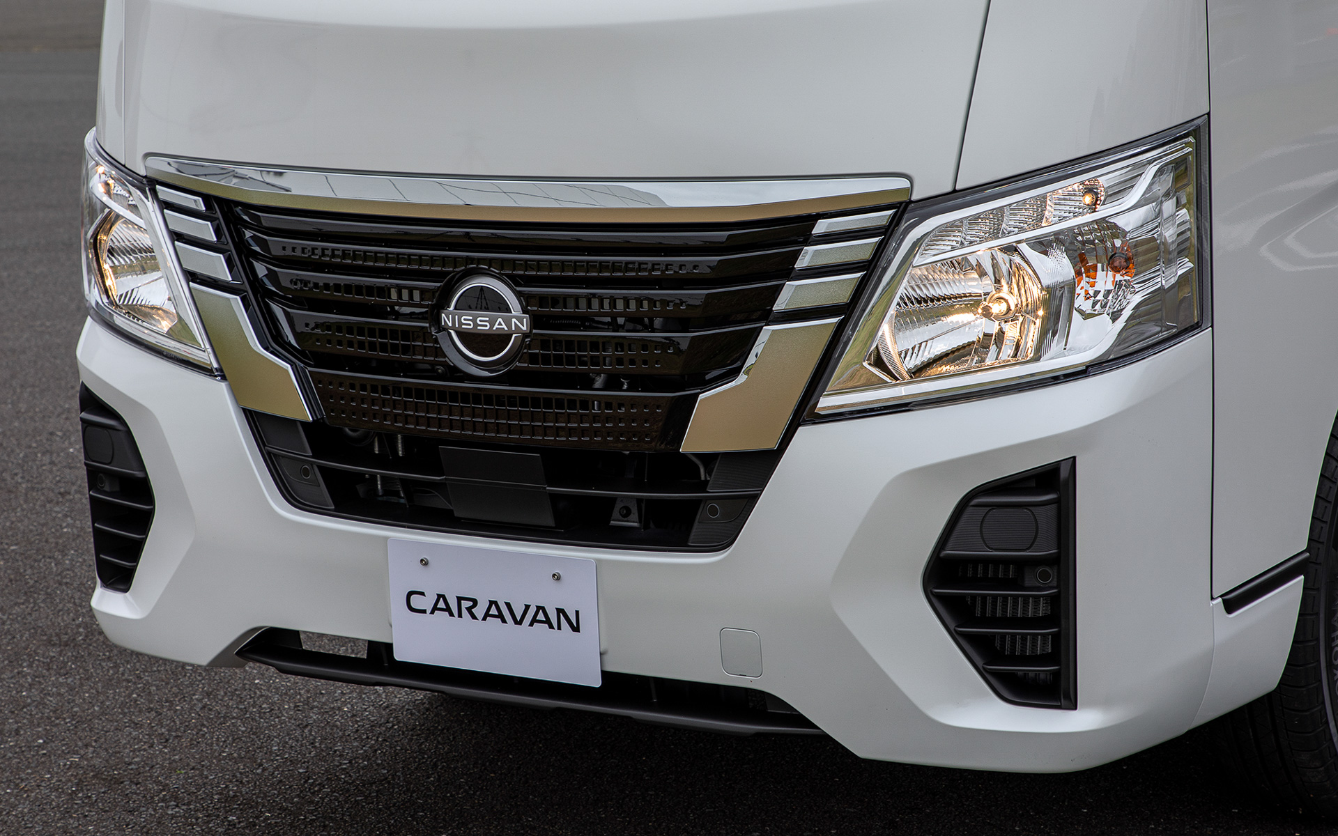 新デザインのインターロックグリルとバンパー。ヘッドライトは従来と同じだがスポーツカー的なカッコよさを感じる表情になっている