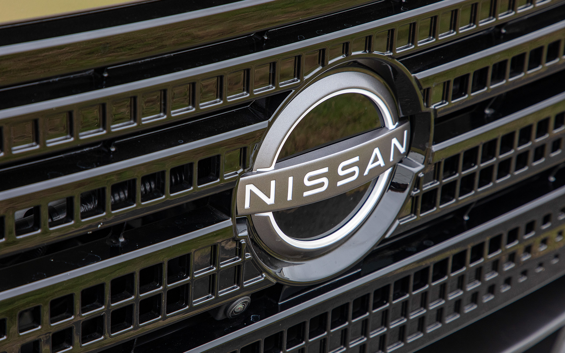 グリル自体のデザインも凝ったもの。エンブレムには新しい日産のマークを採用。ラダー状の造形の中に埋めこむようにセットされる