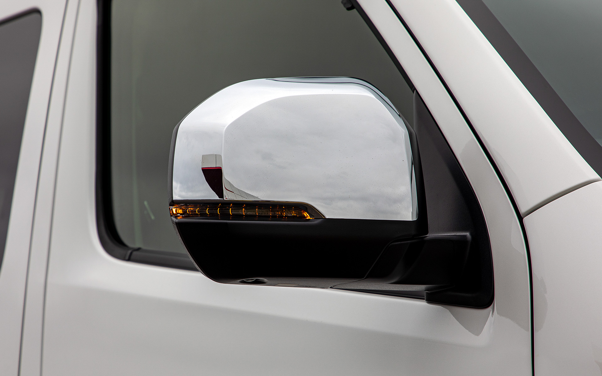 サイドミラーにはメッキ加飾が施される