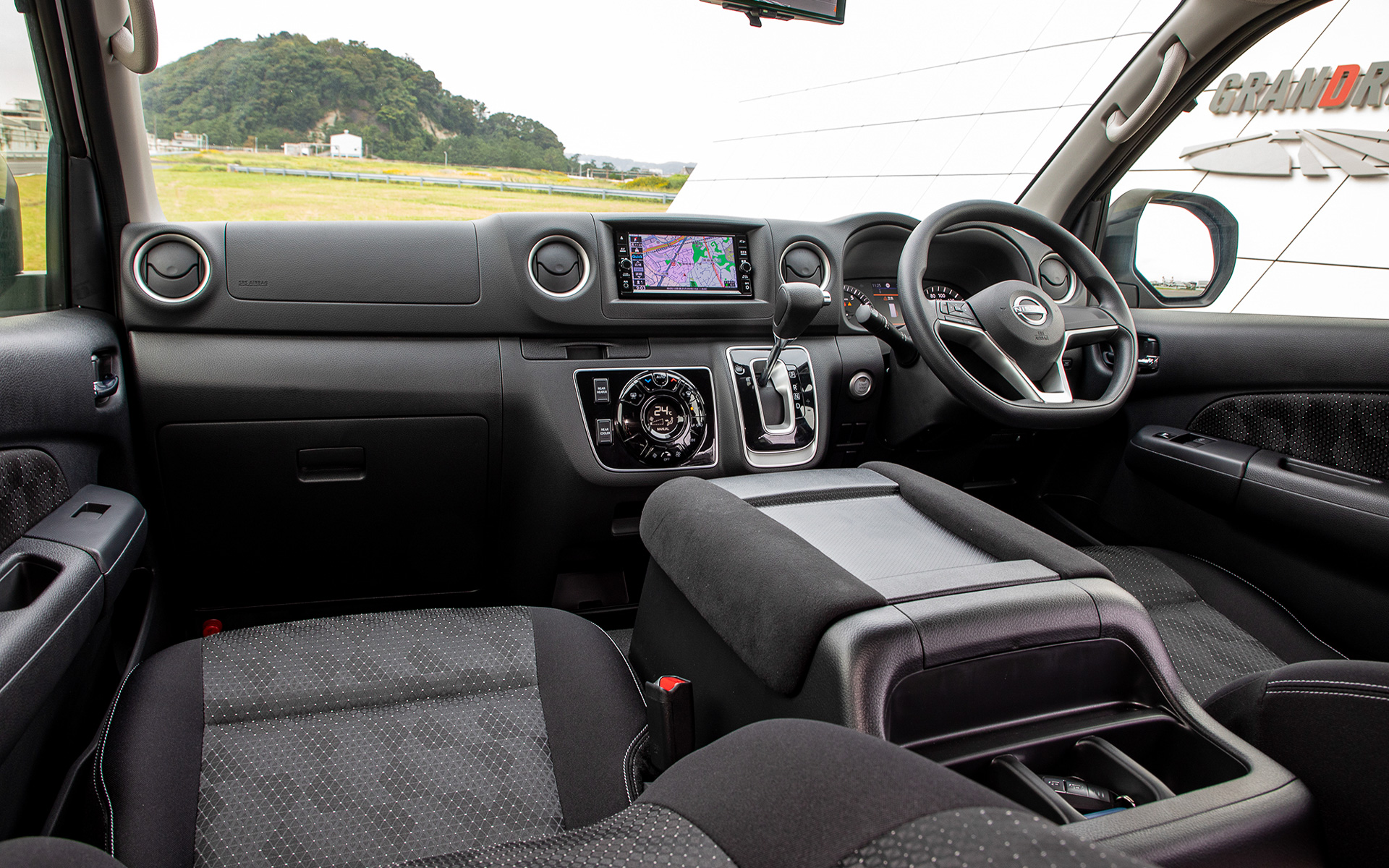 黒を基調としたインテリアに変更された