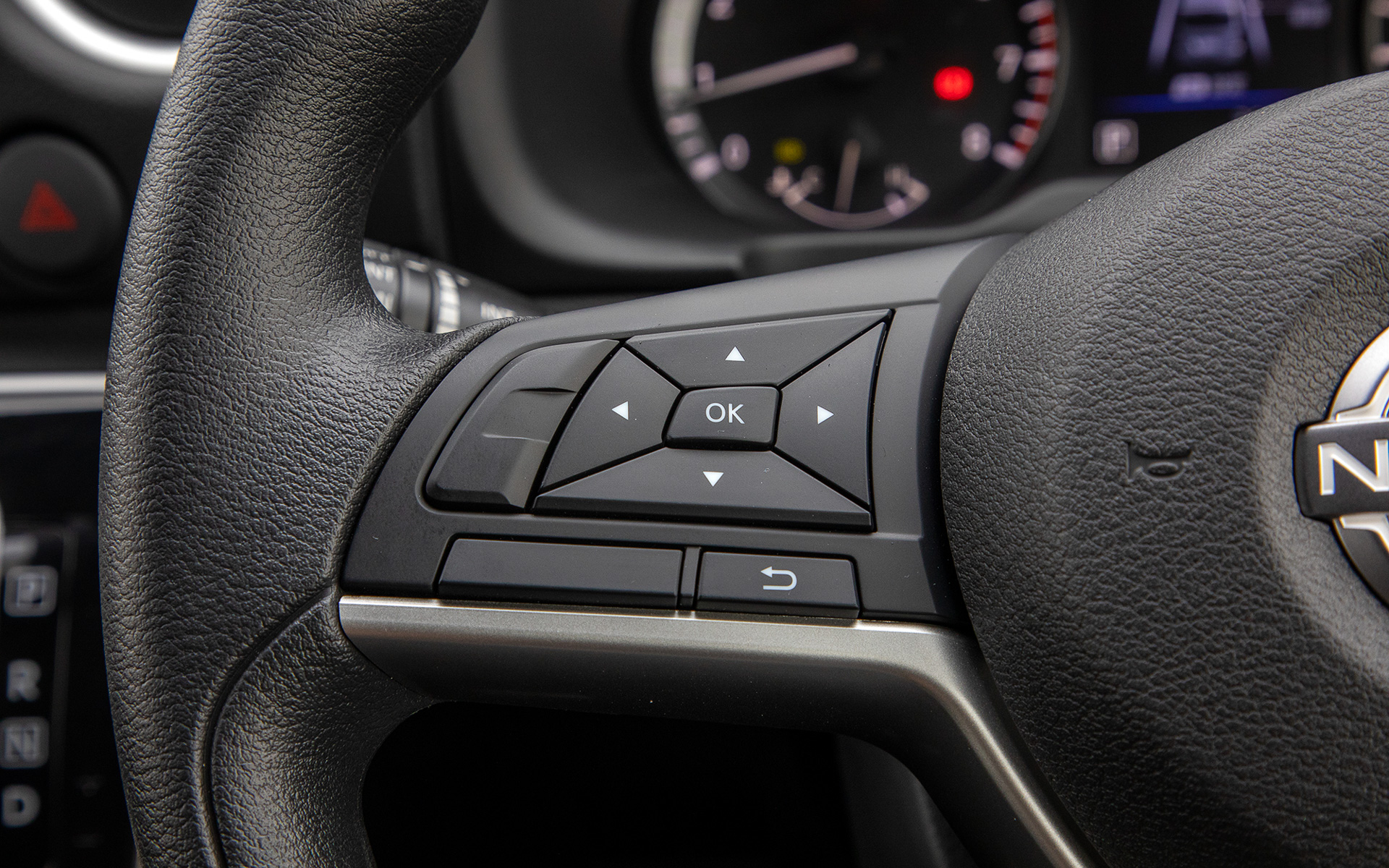 ステアリング左側に情報表示用のスイッチ類が並ぶ