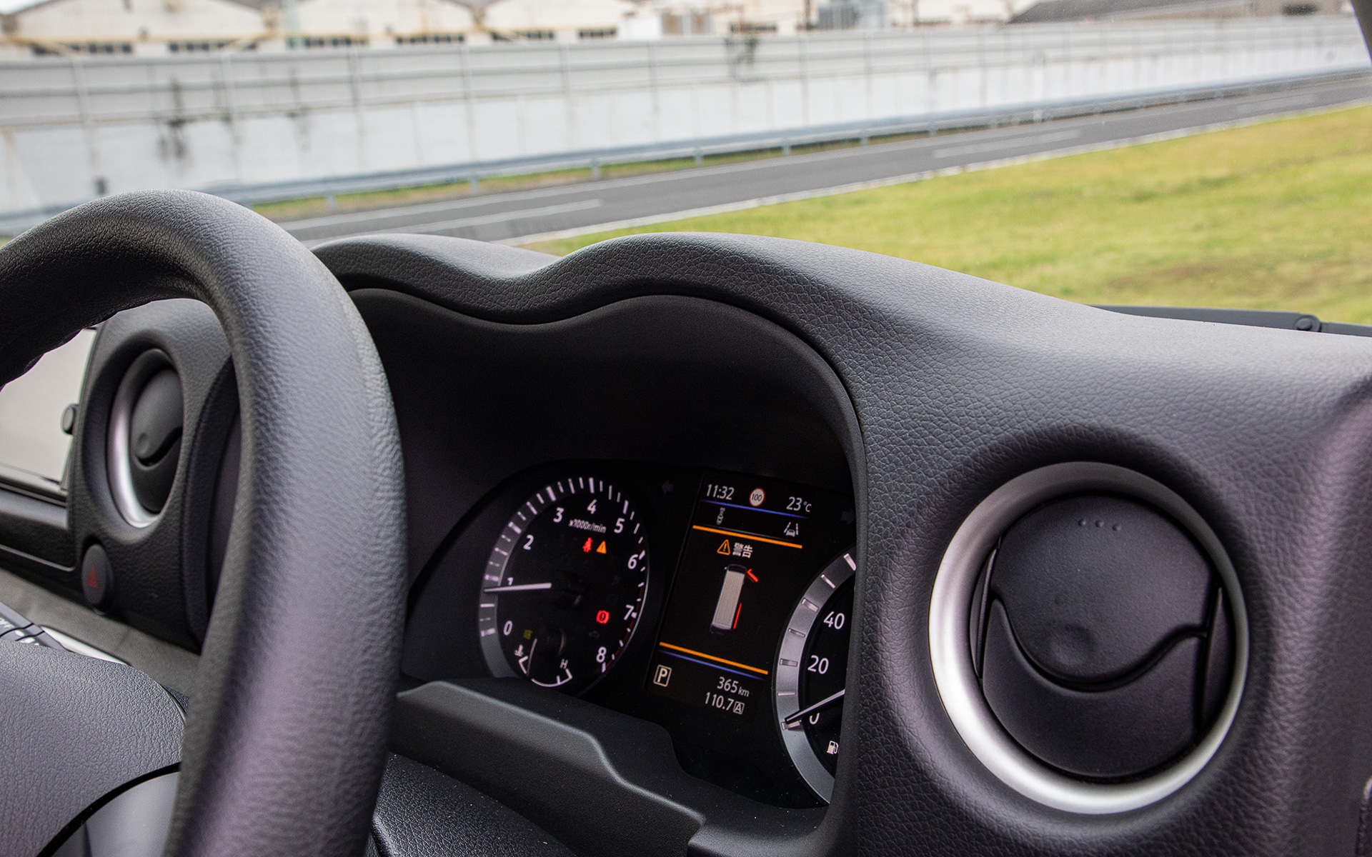 2眼メーターに合わせたメーターフードの形状は従来からのものだが、こうした形状はスポーツモデルのメーターまわりを連想させる