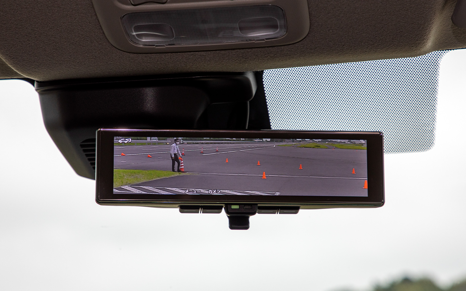 EX以上のグレードではルームミラーをインテリジェントスマートルームミラーとしている