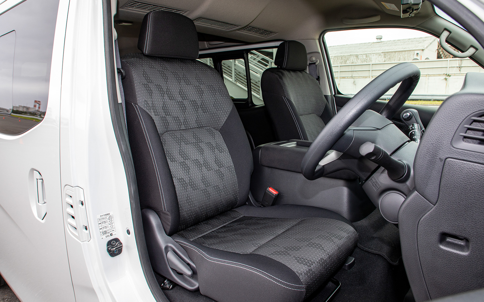 前席シートは振動衝撃吸収性がよく自然な姿勢で座ることができる作り。商用車だからこそ座り心地にこだわったという