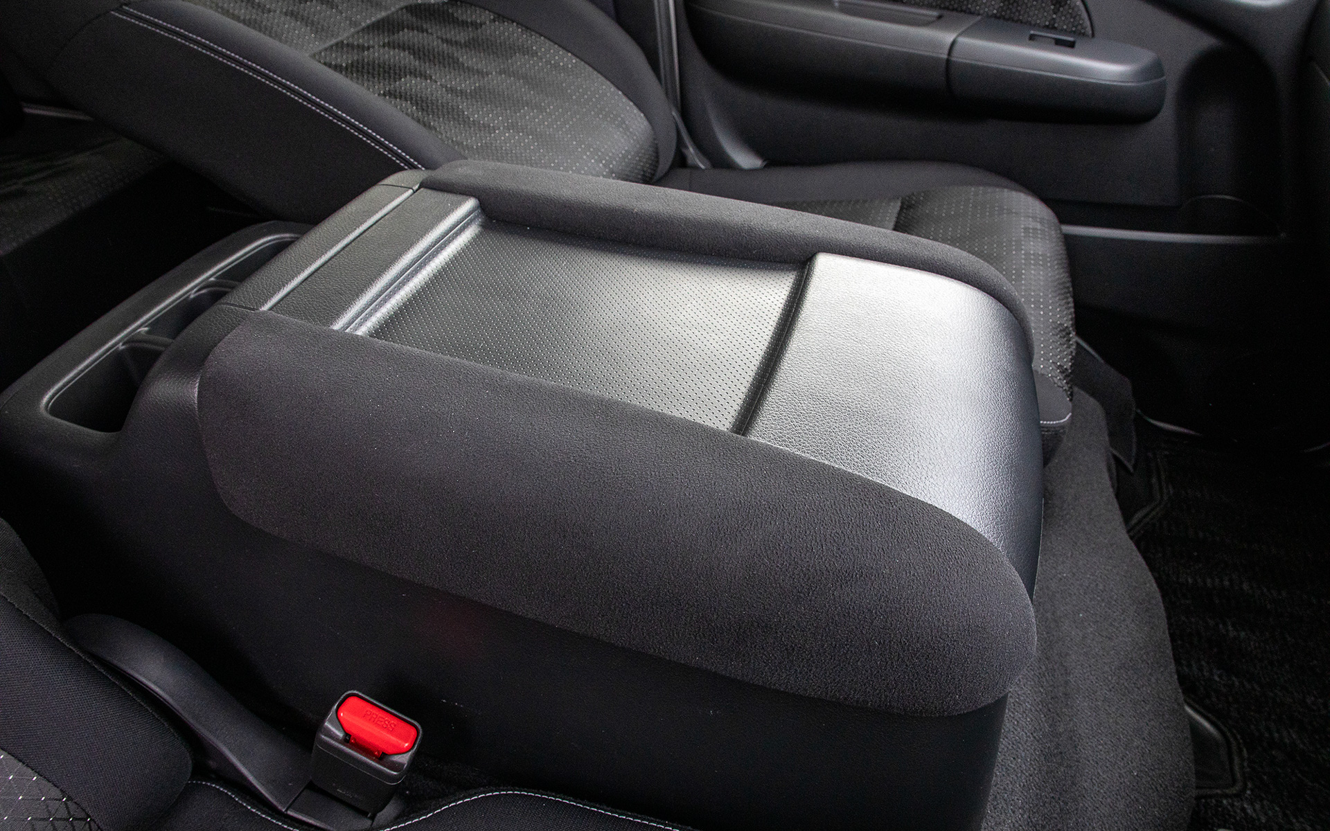 運転席と助手席に間にあるマルチセンターコンソール