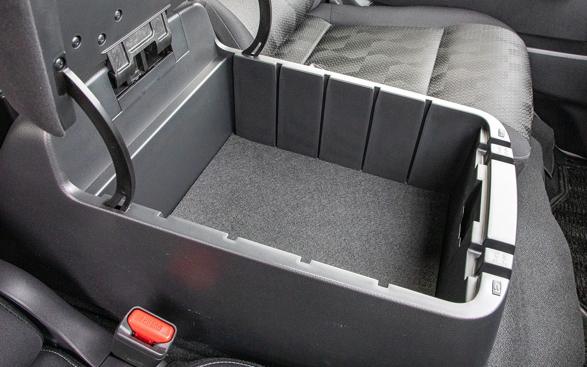 運転席と助手席に間にあるマルチセンターコンソール