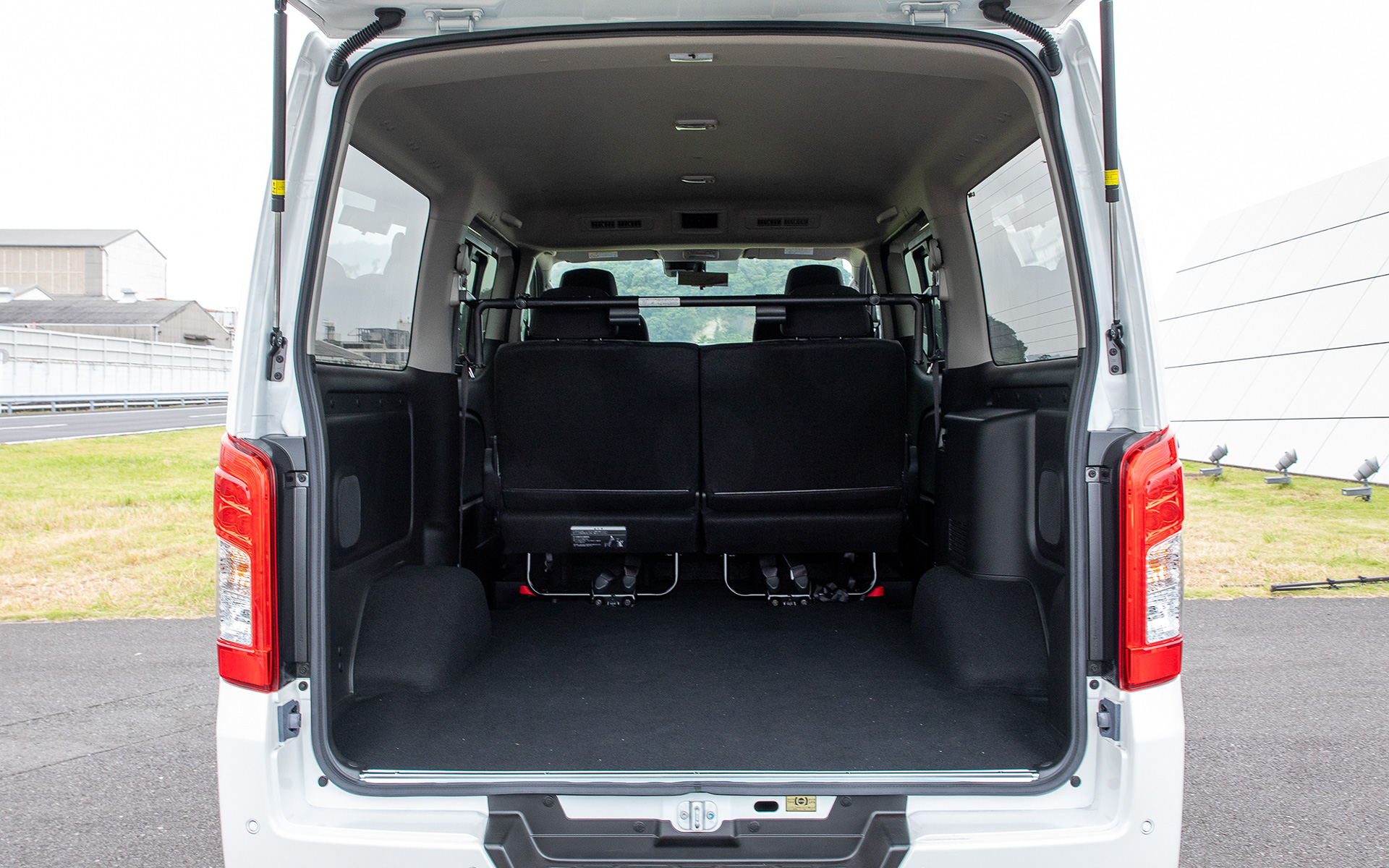 ラゲッジスペースに変更はない。リアシートは50：50分割可倒式。長い荷物などを積みつつ、人が乗るスペースも確保できる