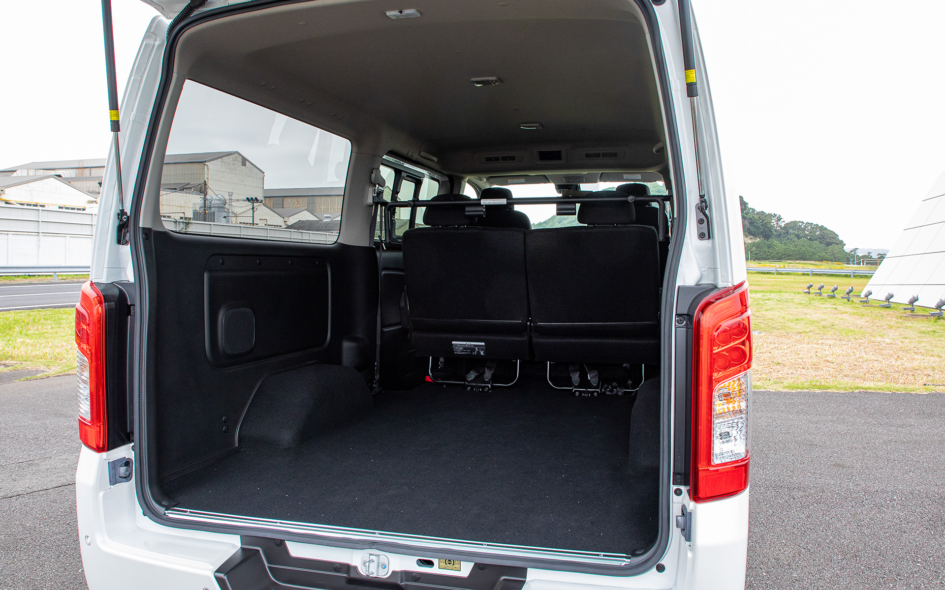 ラゲッジスペースに変更はない。リアシートは50：50分割可倒式。長い荷物などを積みつつ、人が乗るスペースも確保できる