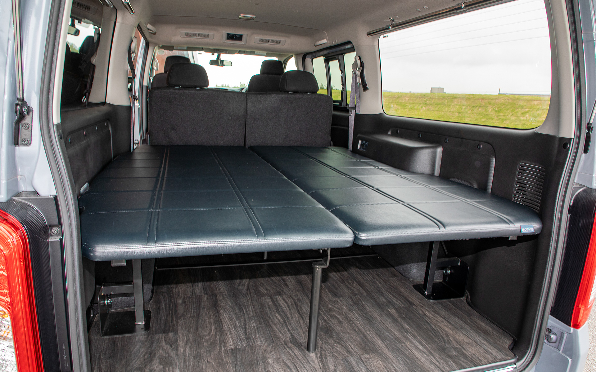 従来型で好評だった「マルチベッド」も継続して用意される。キャンピング仕様とは違い、ベッドを跳ね上げることで積載性能が犠牲にならないのが利点。ベッドは広々と使うだけでなく、分割して展開することで片側にオートバイやロードバイクを積んだ状態での車中泊が可能