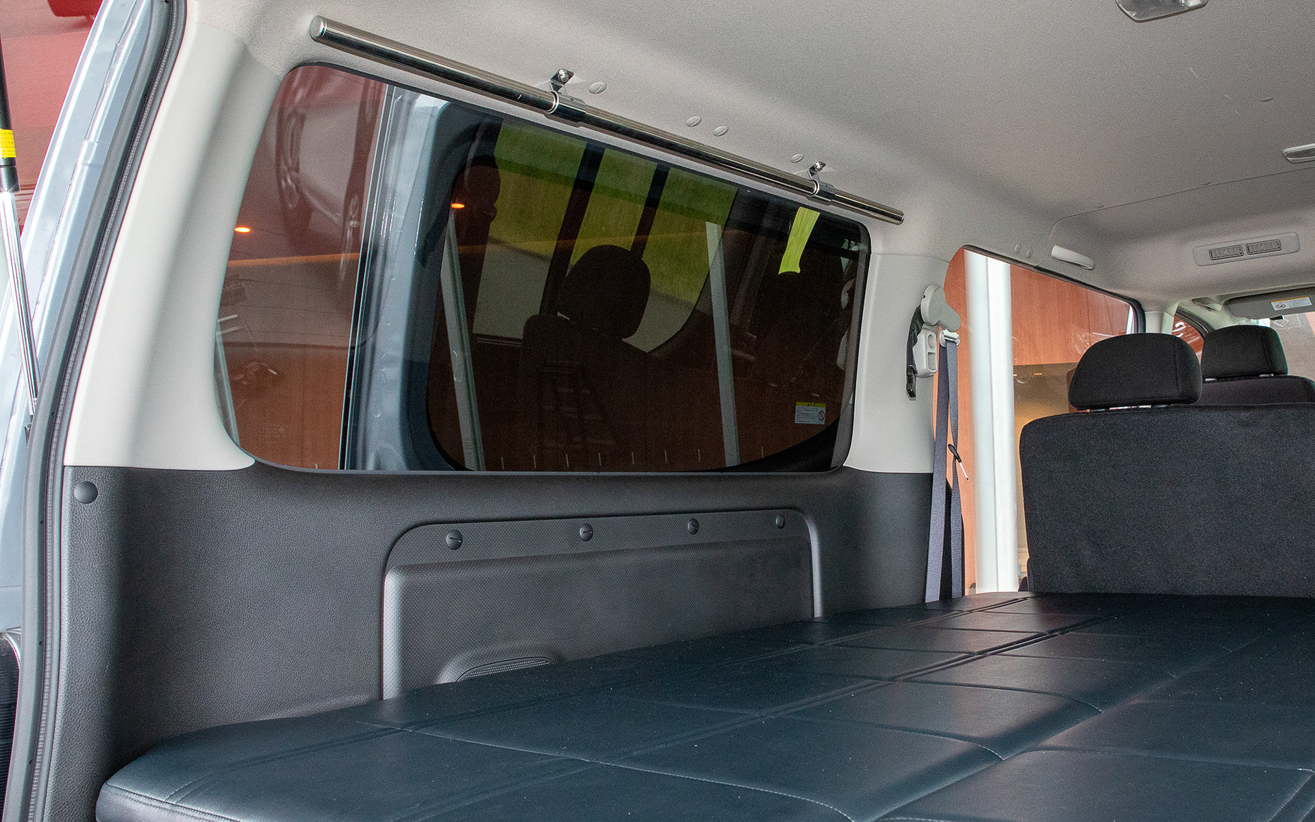 ルーフサイドには荷物がかけられるパイプが付く