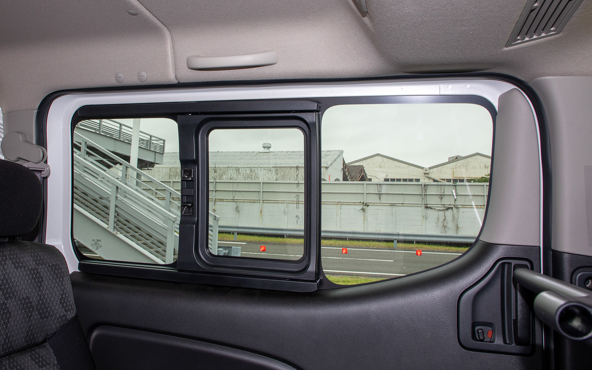 スライドドアに付くスライドサイドウィンドウは一部車種ではメーカーオプション扱い。また左側ワンタッチスライドドア装備車では運転席側のみの装備となる