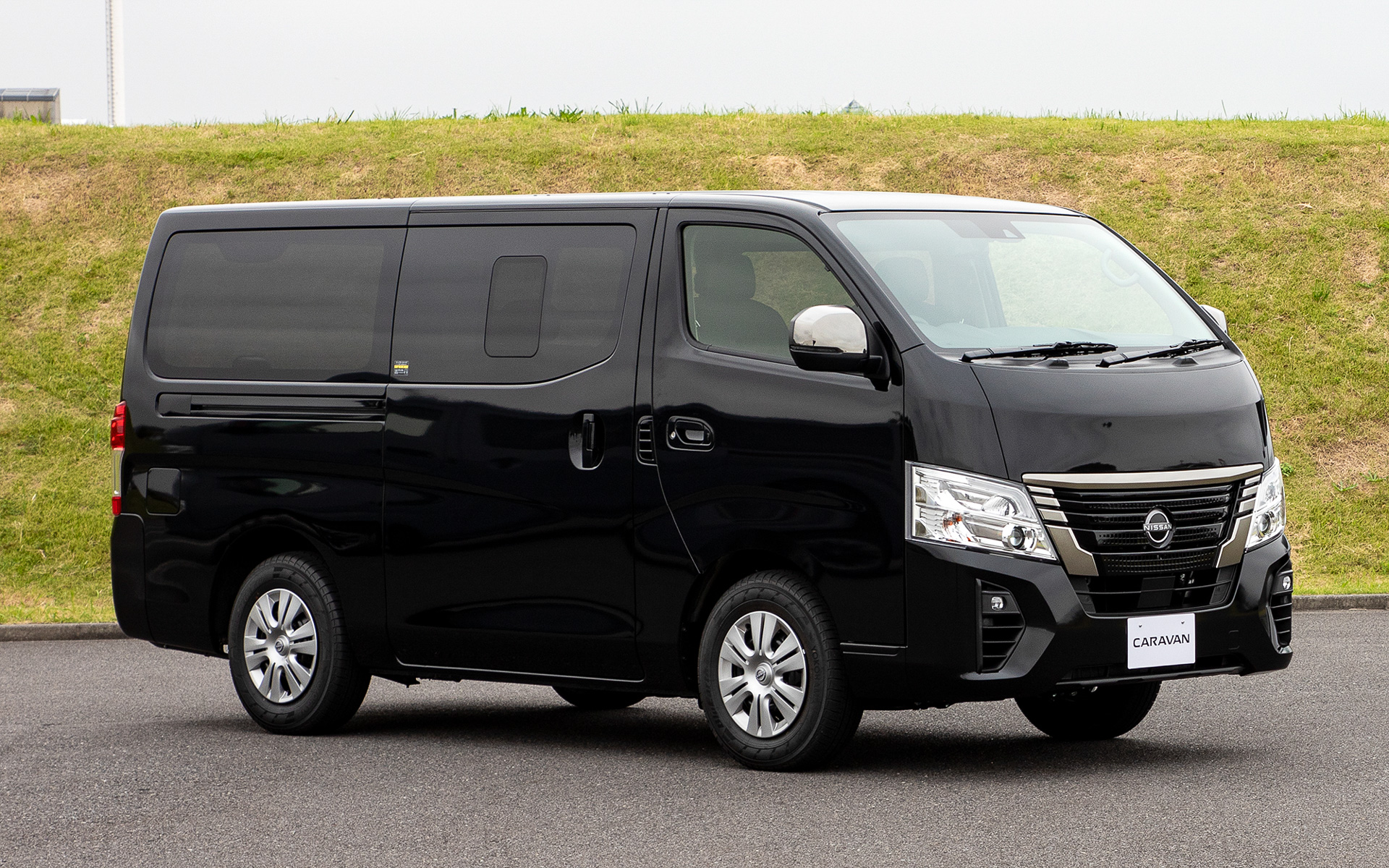 2.0リッターガソリンエンジン、2WD、バンロングボディ、標準幅＆標準ルーフ、低床モデルに用意された「GRANDプレミアムGX」。撮影車のボディカラーはミッドナイトブラック。価格は319万2200円