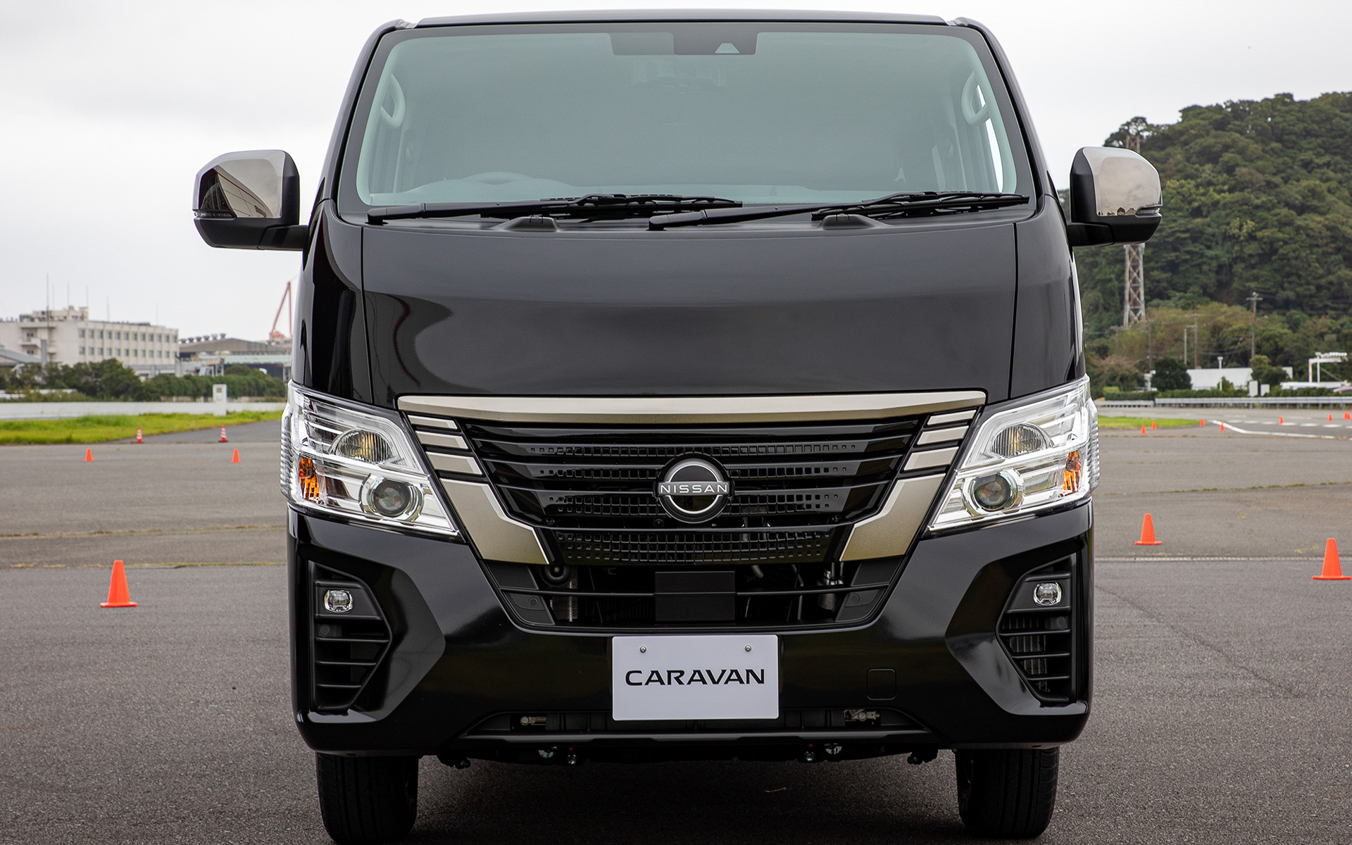 フロントグリルとサイドミラーのメッキ加飾は、標準モデルのクロームメッキからダーククロームメッキへと変わっている