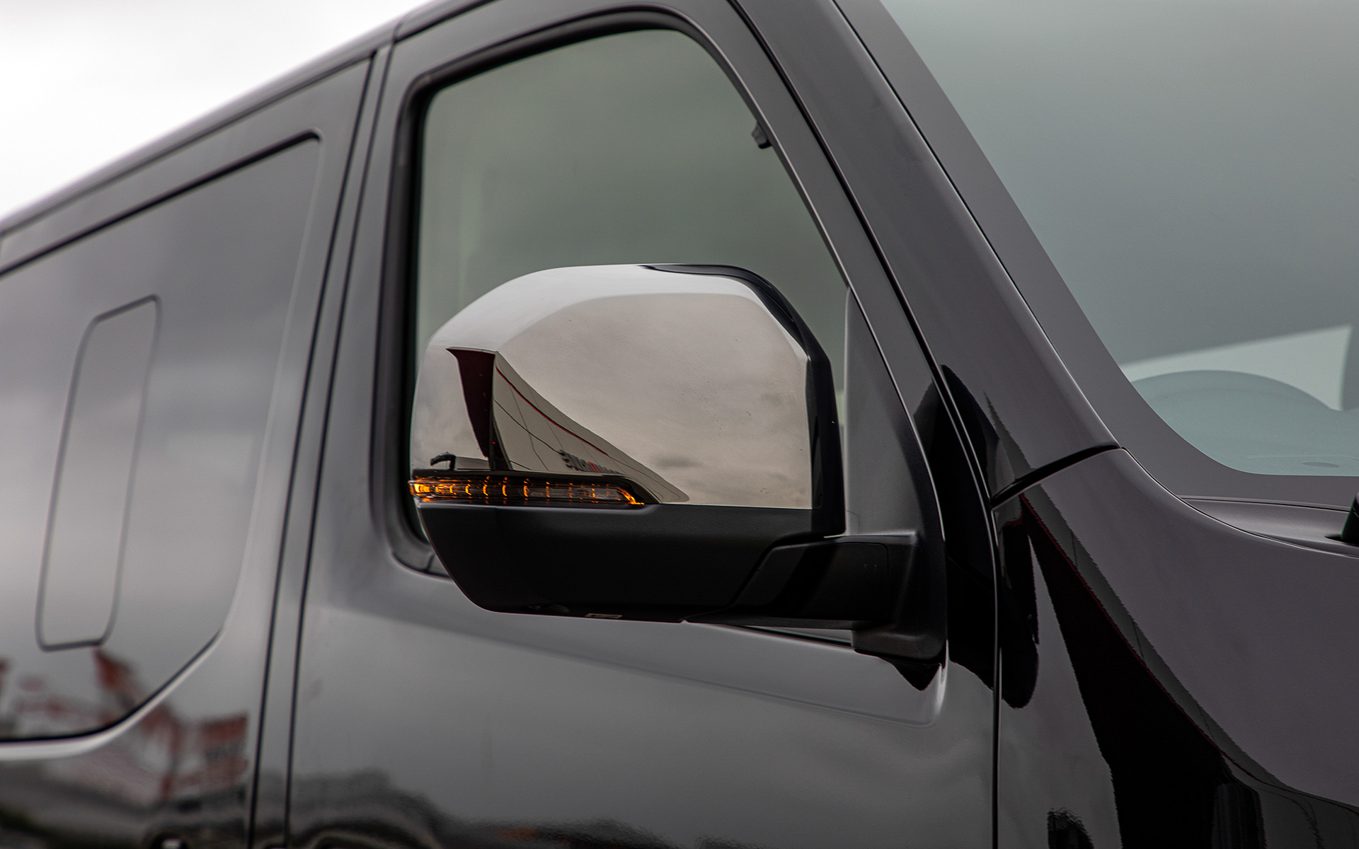 フロントグリルとサイドミラーのメッキ加飾は、標準モデルのクロームメッキからダーククロームメッキへと変わっている