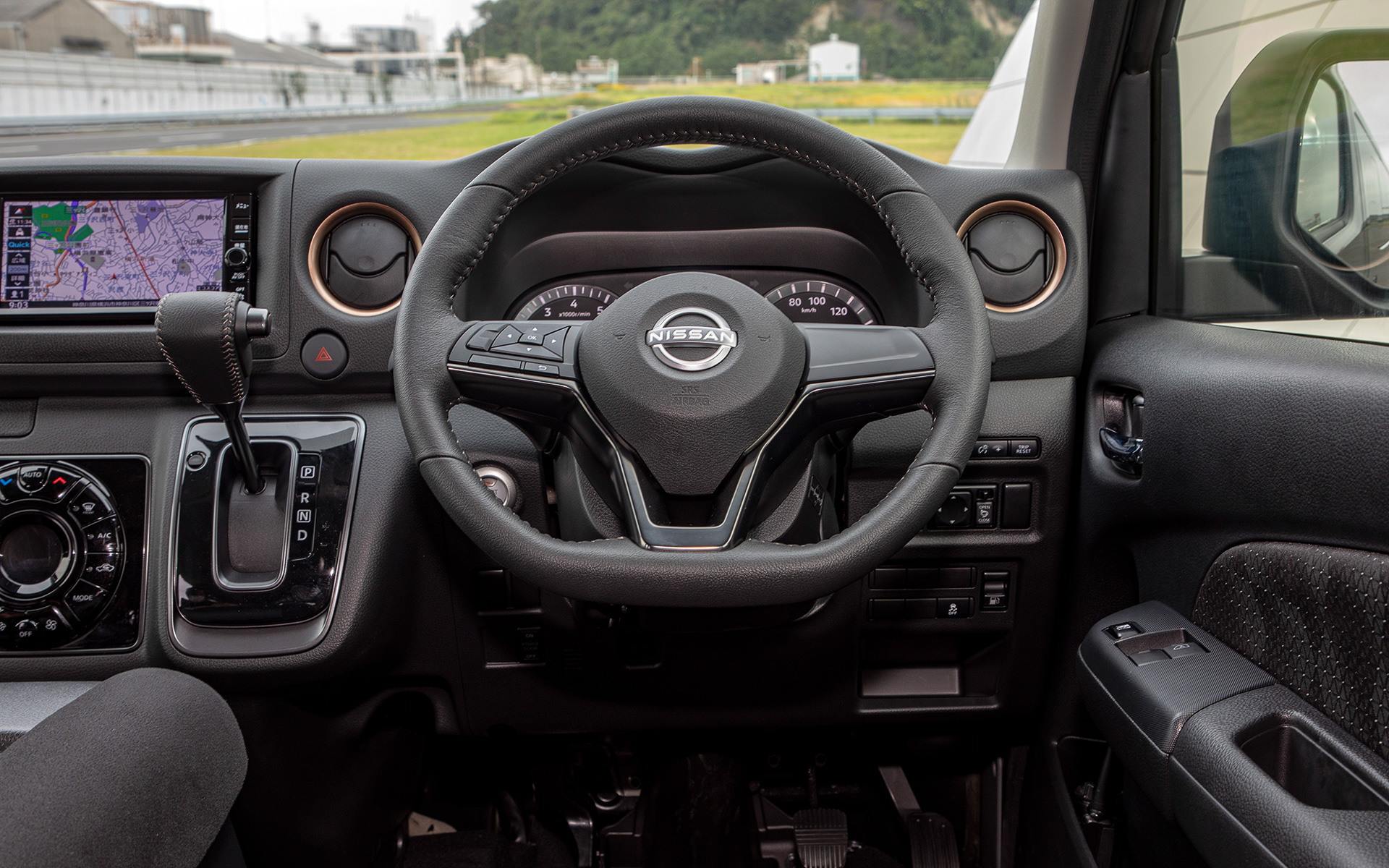 ステアリングはD型形状。メッキ加飾はつや消しダーク調メッキとなる。グリップ部分はブラックレザーでブラウンのダブルステッチ