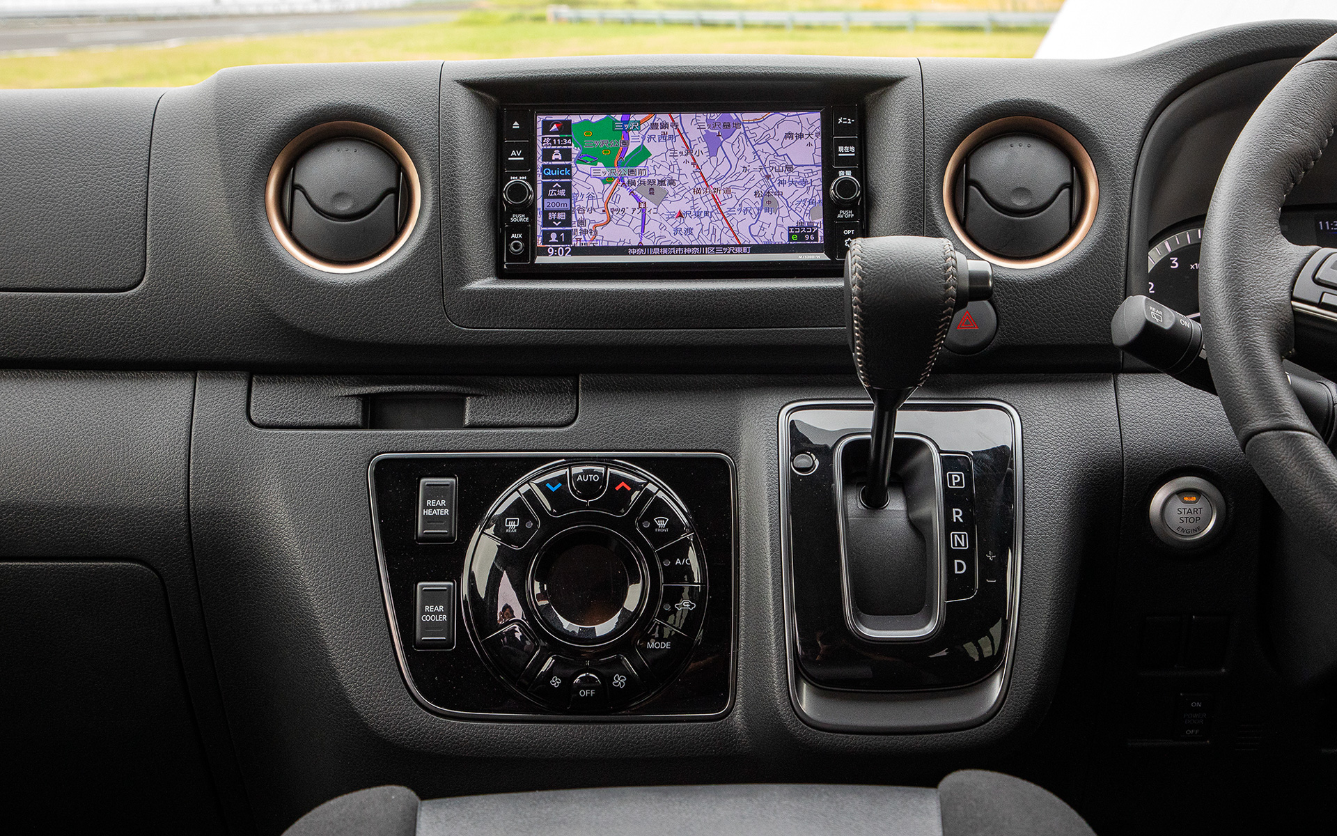 シフトパネルやエアコンスイッチまわりのメッキ加飾もつや消しダーク調メッキ