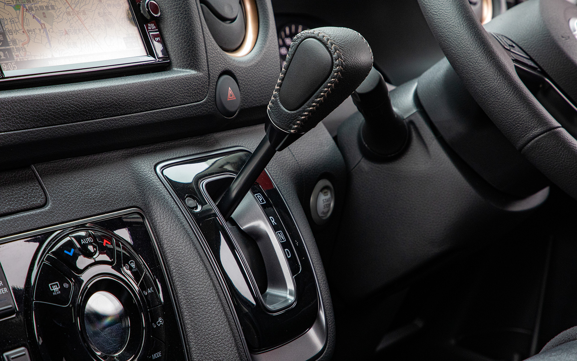 シフトノブはステアリングと同じブラックレザー＆ブラウンステッチ