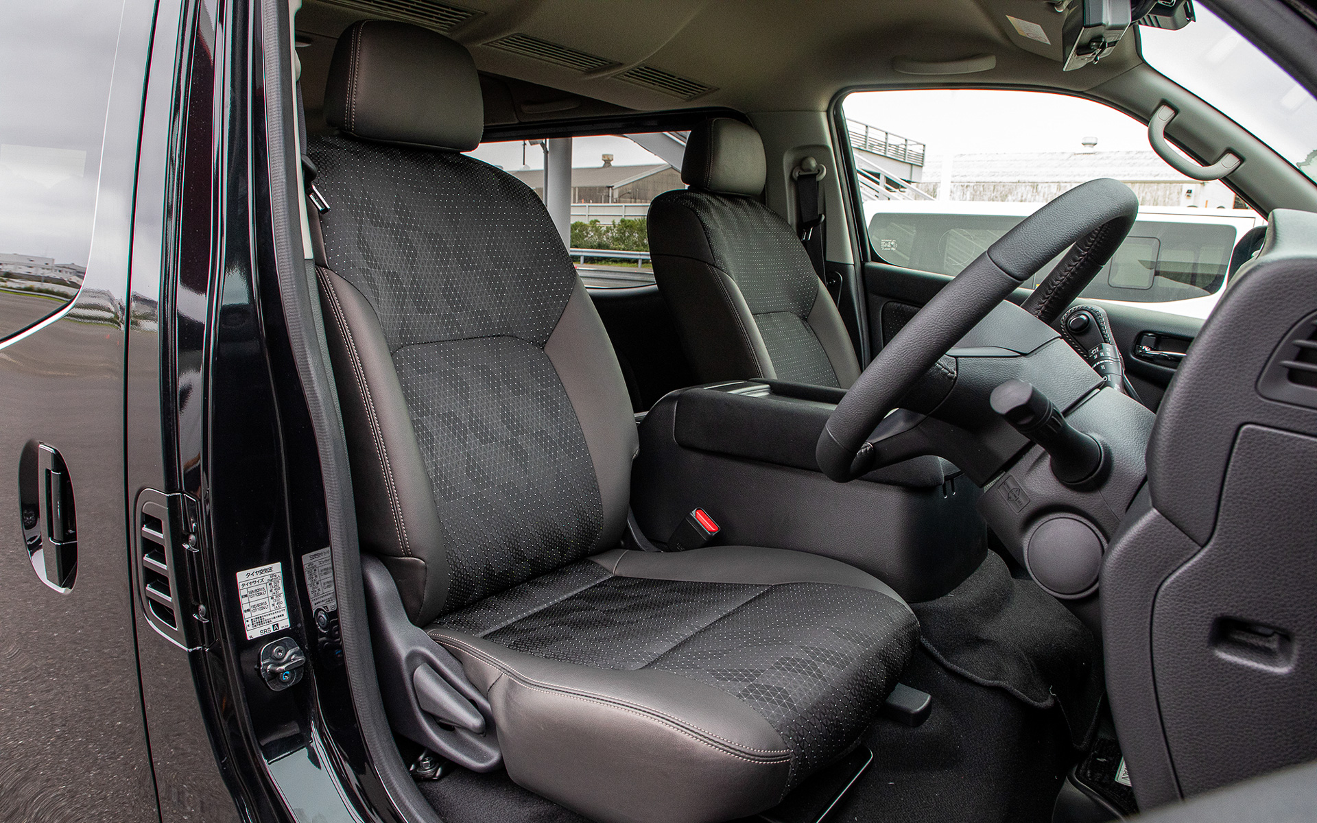 表皮の変更で高級感をアップしたGRANDプレミアムGXのシート。シート自体の機能や性能は他のグレードと同一