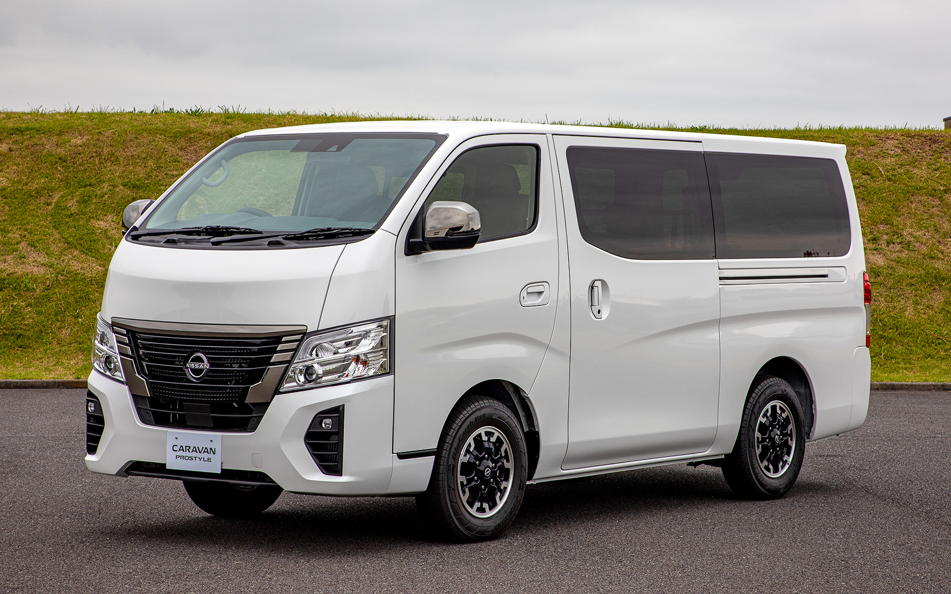 プレミアムGXとGRANDプレミアムGXには防水シートや専用アルミホイール、専用エンブレム、ルーフスポイラー（オプション）を装備した「プロスタイル」というモデルが設定される。こちらもマルチベッド架装が可能