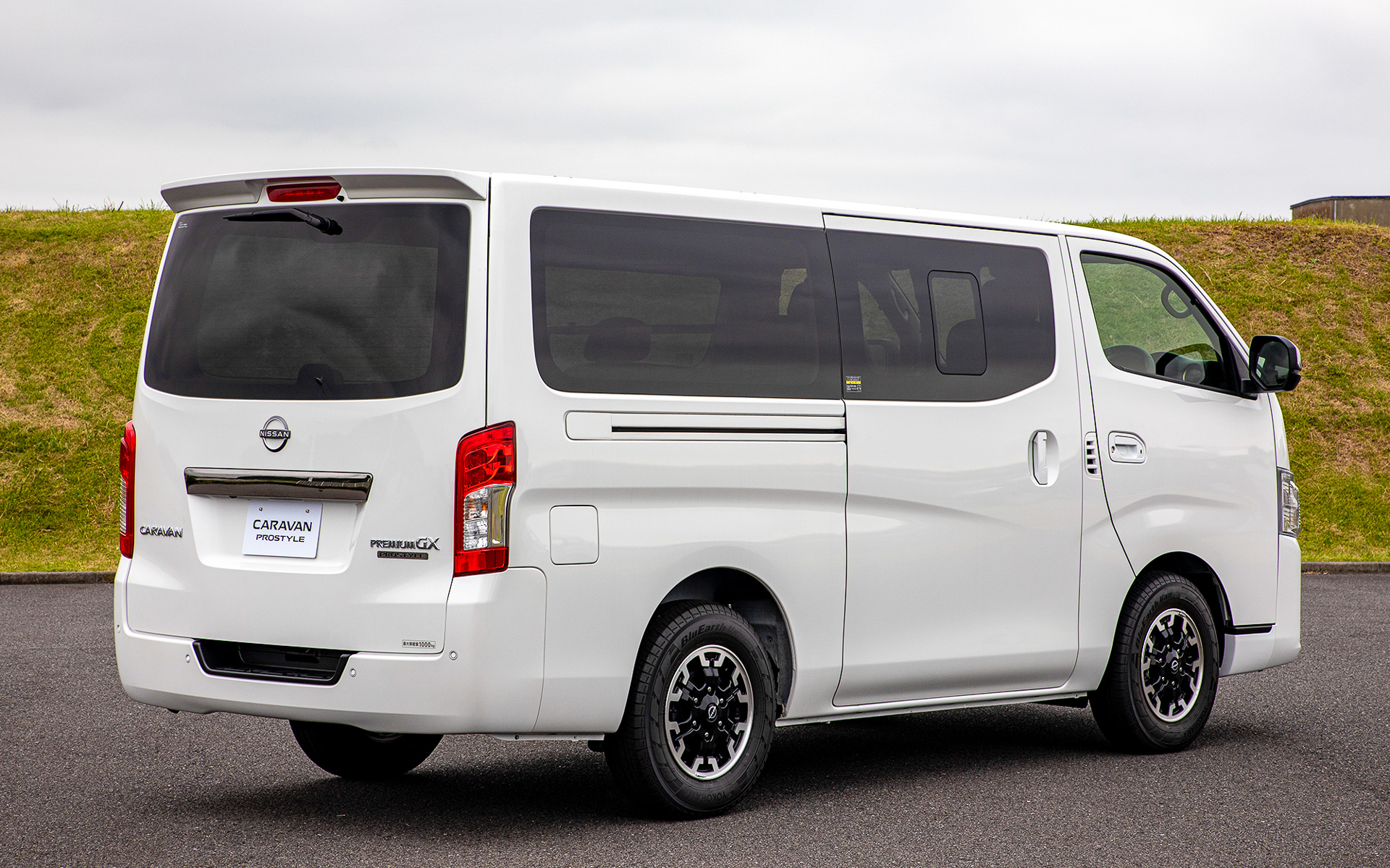 プレミアムGXとGRANDプレミアムGXには防水シートや専用アルミホイール、専用エンブレム、ルーフスポイラー（オプション）を装備した「プロスタイル」というモデルが設定される。こちらもマルチベッド架装が可能