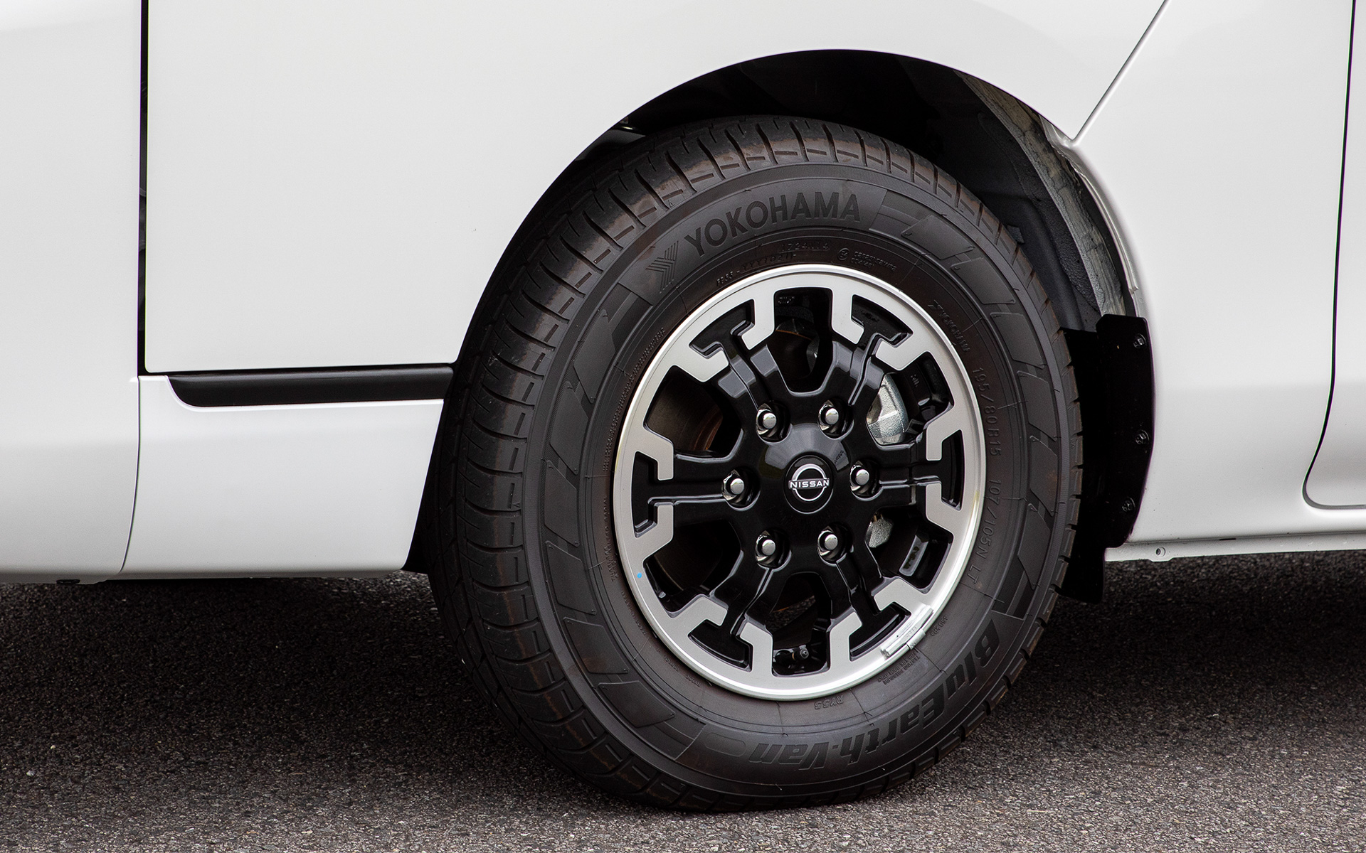 プロスタイル専用の15インチアルミホイール