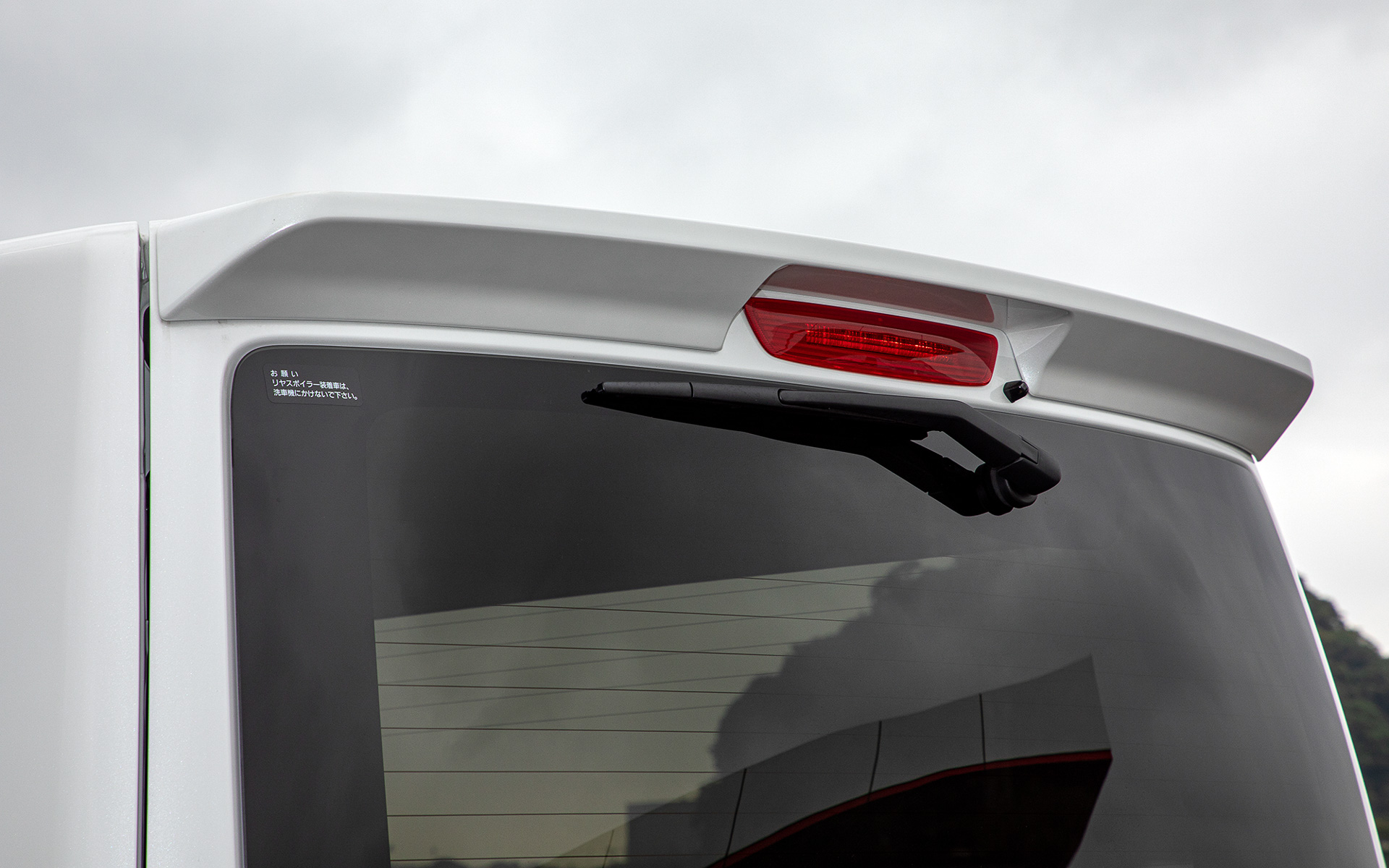 ルーフスポイラーはオプション設定