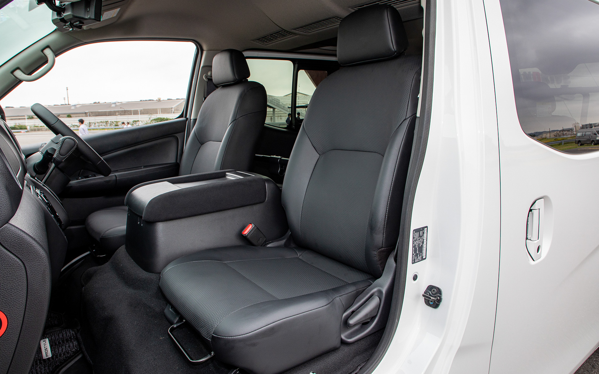 シートは専用の防水シートとなる