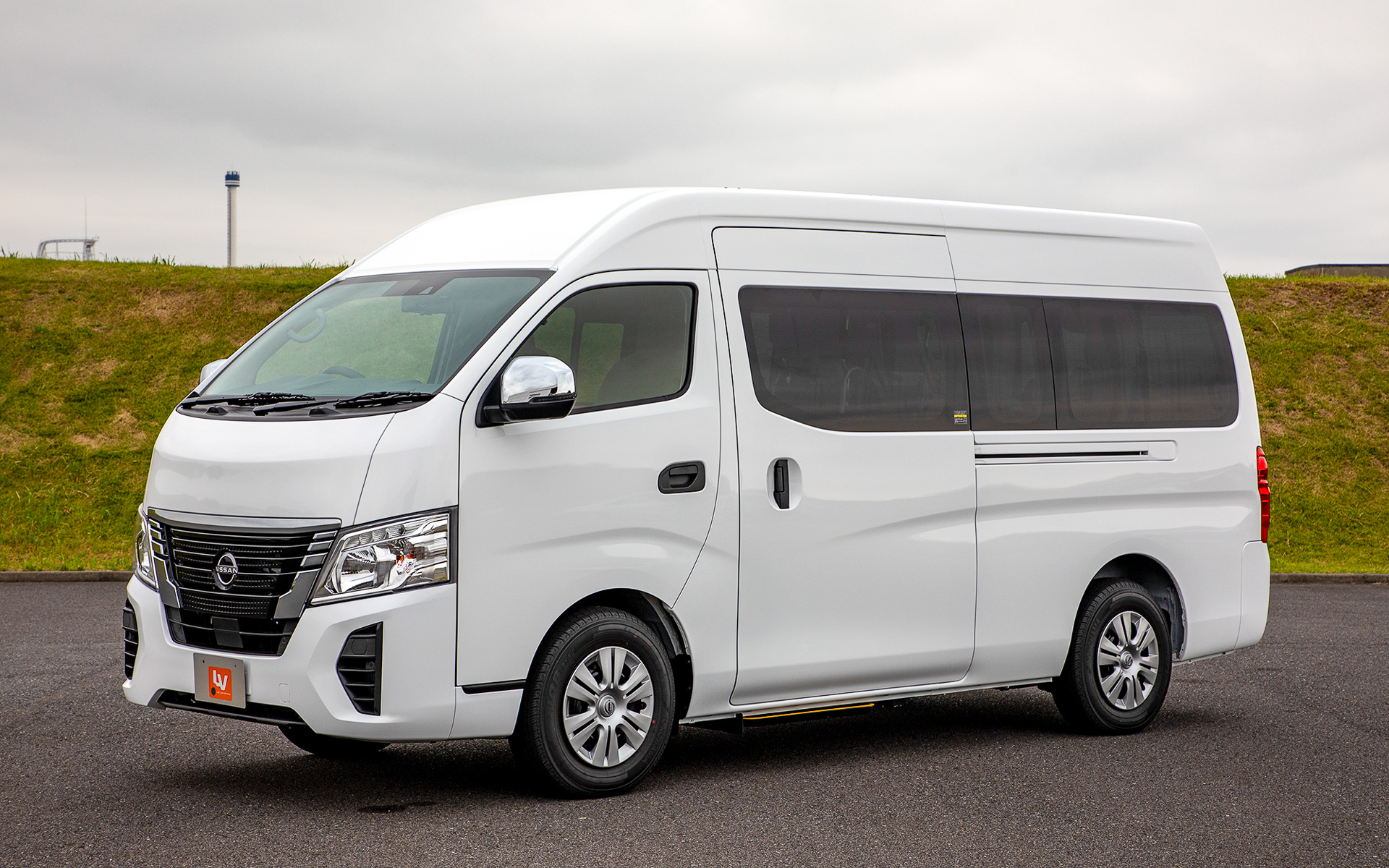 キャラバンには「LVシリーズ」という福祉車両も設定される（オーテックジャパンにて架装）。これは全自動リフターを装備した「チェアキャブ」で、今回のマイナーチェンジでは福祉の現場から要望が多かった4WDガソリン車が追加設定された