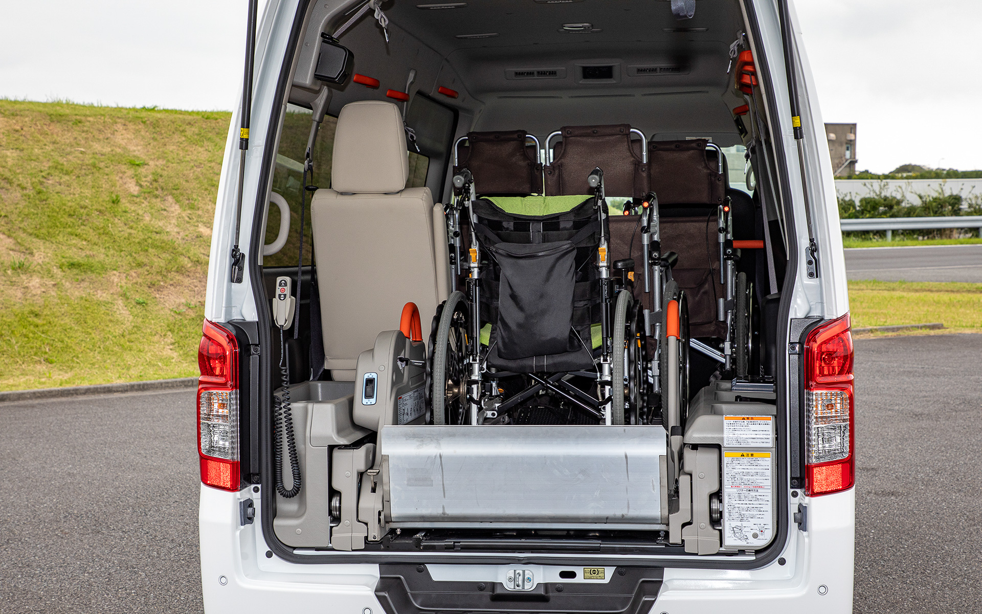 全自動リフターを装備。人が座る車いすを4台積むことができる