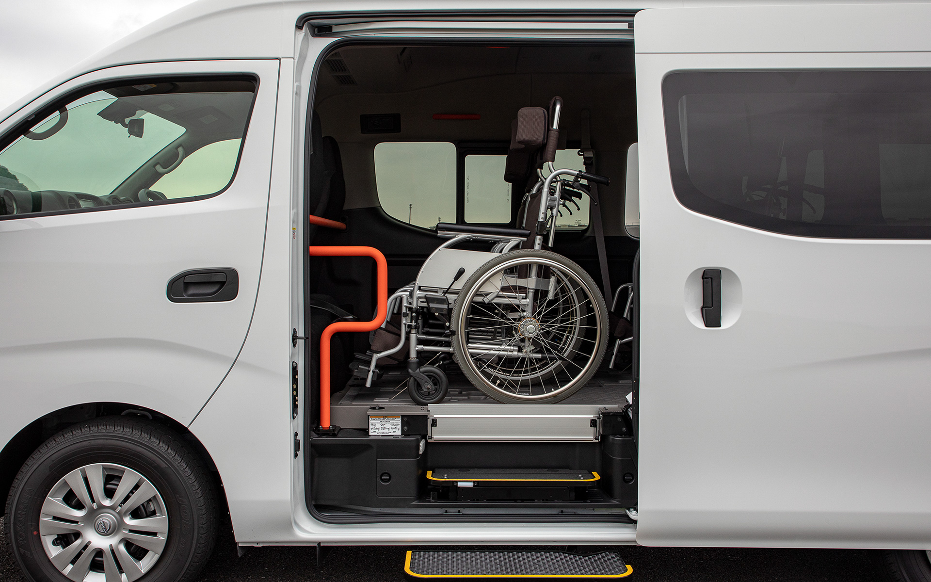 白内障の方でも色の見分けがしやすいのがオレンジ色。この色を手すりに使うことで、乗り降りや走行時にドライバーやサポート員から乗り込んだ人に向けて「オレンジの手すりに掴まって下さい」という声がけが伝わりやすくなっている