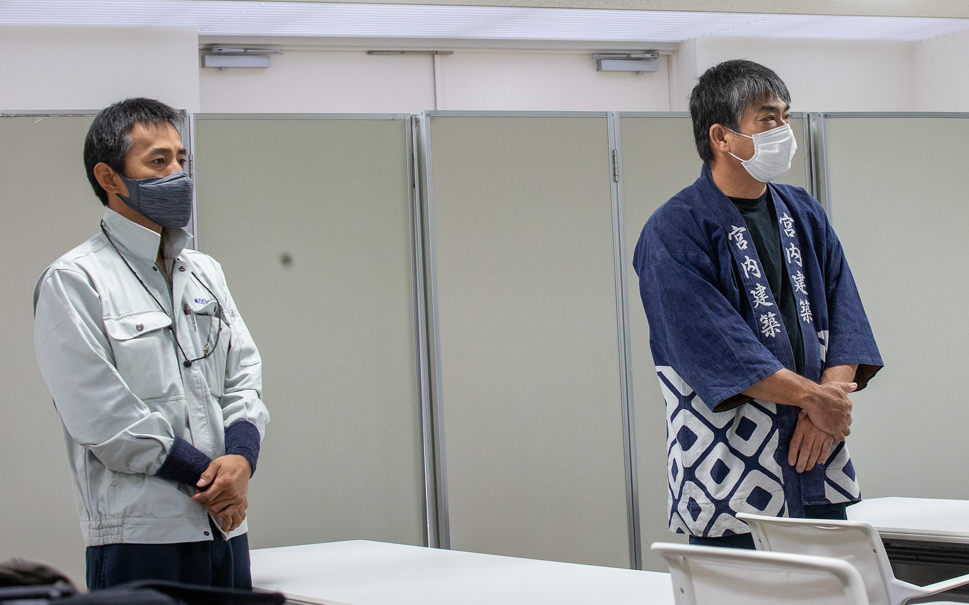 「日産キャラバン プロフェッショナルの掟」の出演している鉄骨鳶の多湖弘明さん（左）と大工棟梁の宮内寿和さん（右）