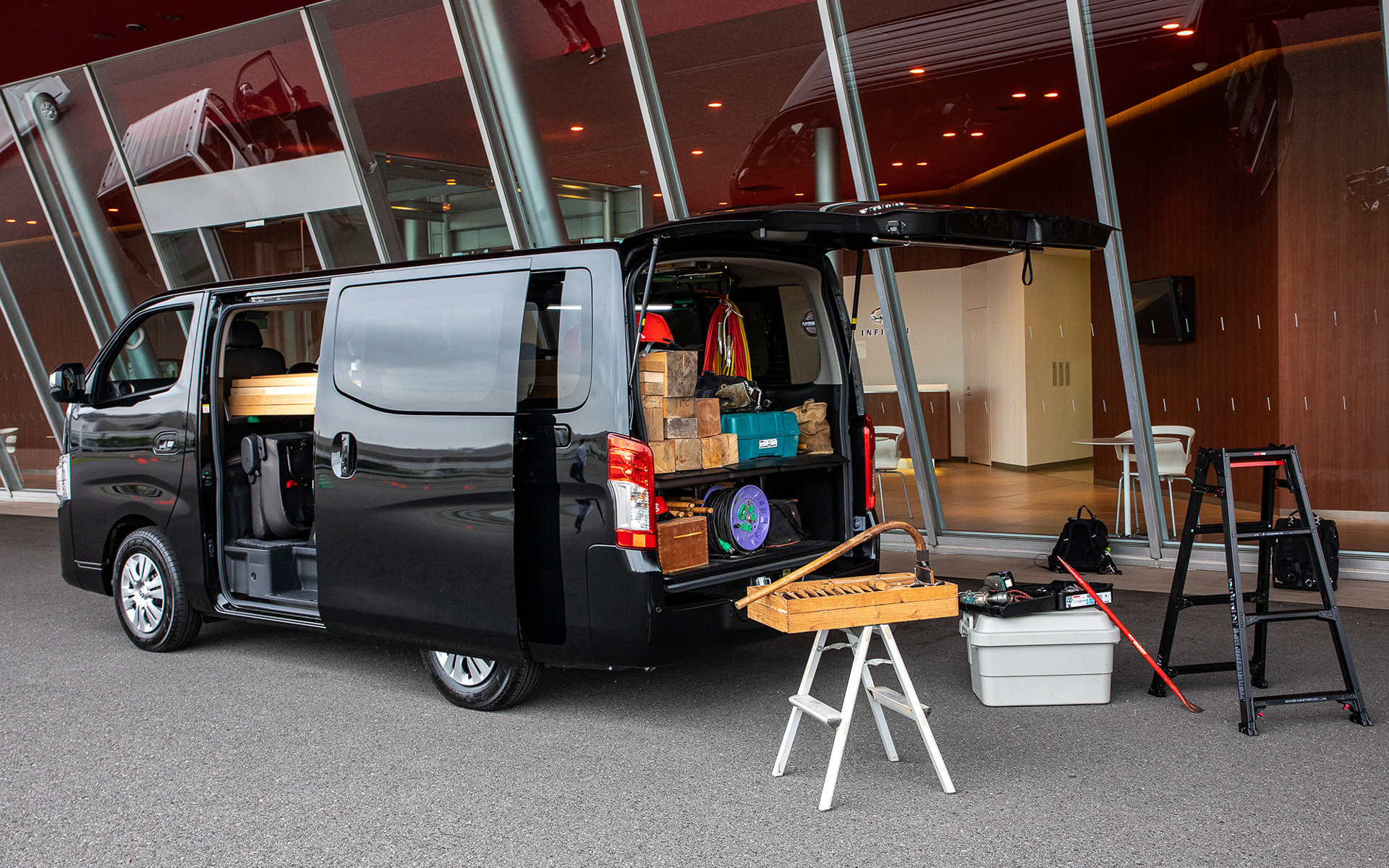 マルチベッド仕様のGRANDプレミアムGXにそれぞれの仕事道具を積載