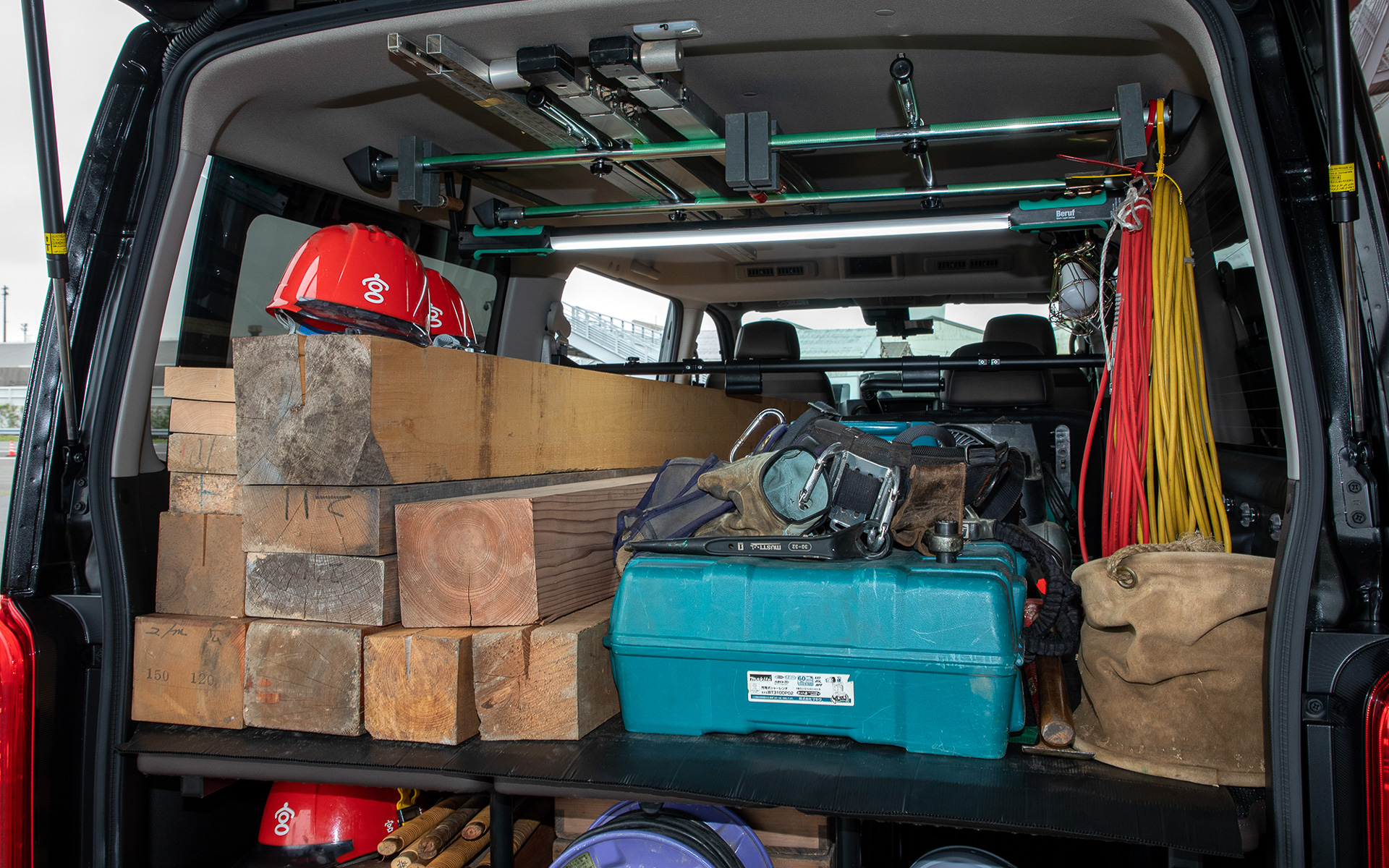 右半分が鉄骨鳶の多湖さんの仕事道具。左が大工の宮内さんの仕事道具という展示