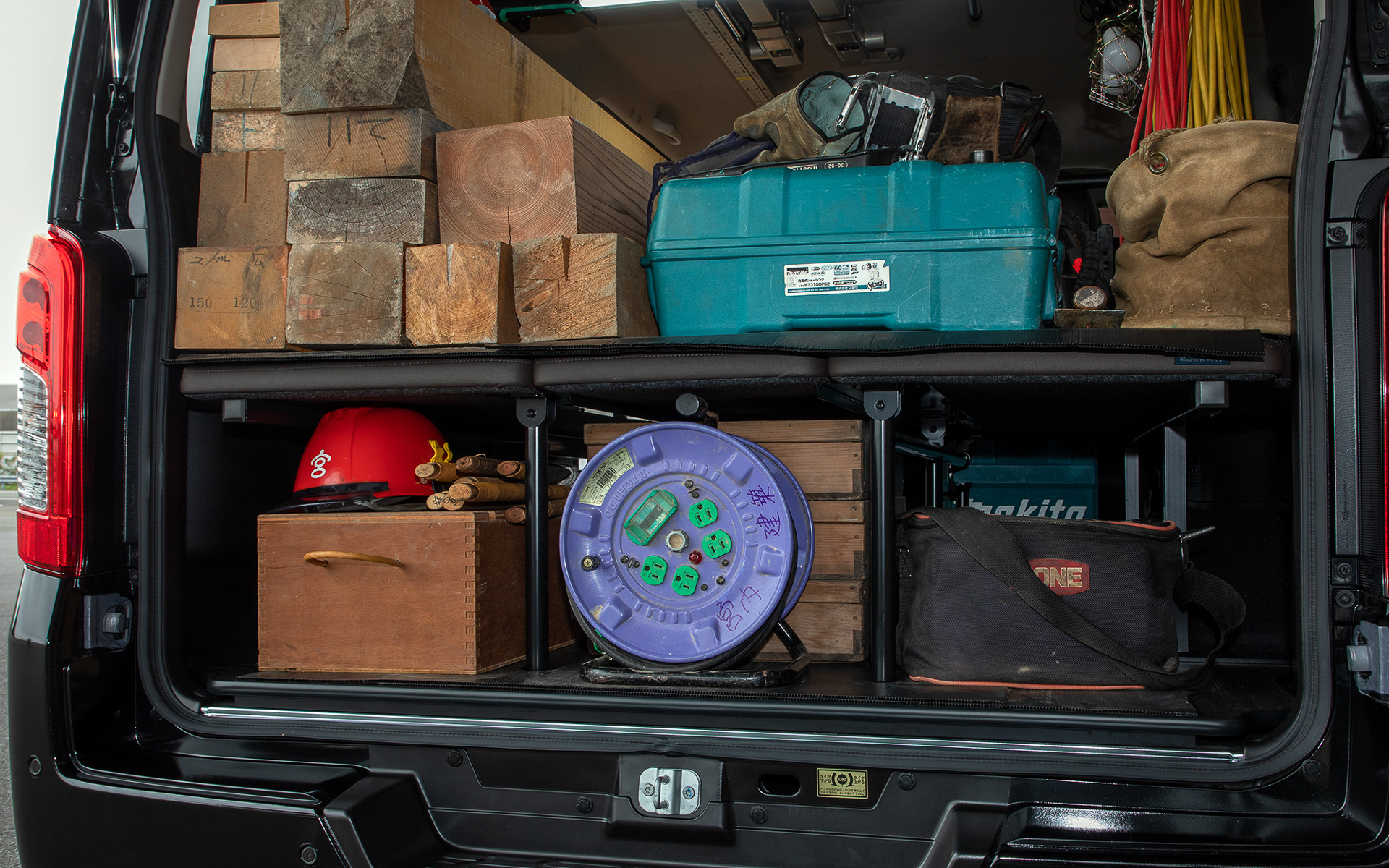 マルチベッド仕様なので荷室を2層で使用している