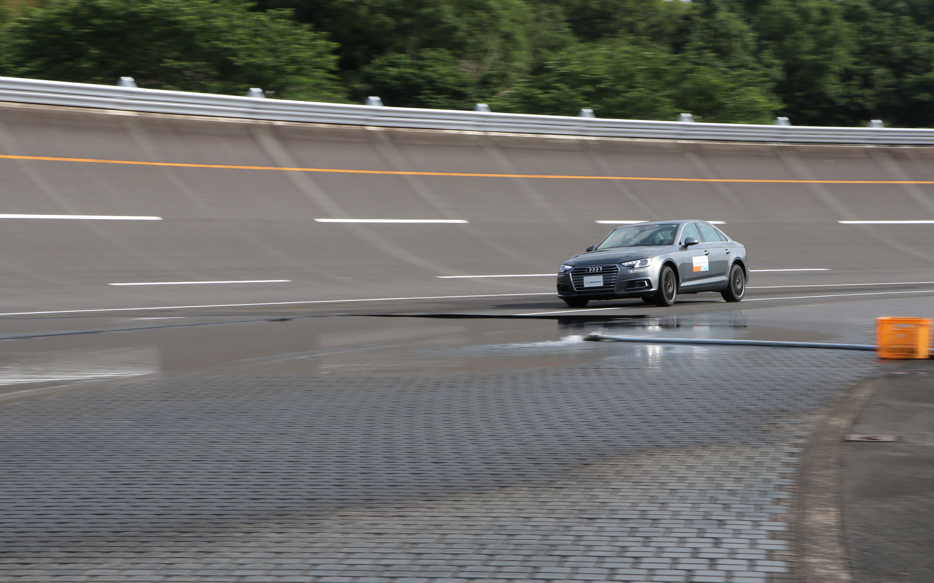 定常円走行で横Gがしっかりとかかった状態で水たまりへ