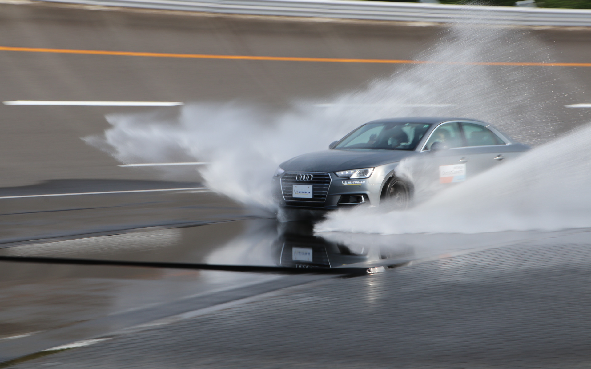 瞬時にグリップは失われアウト側へとはらむ