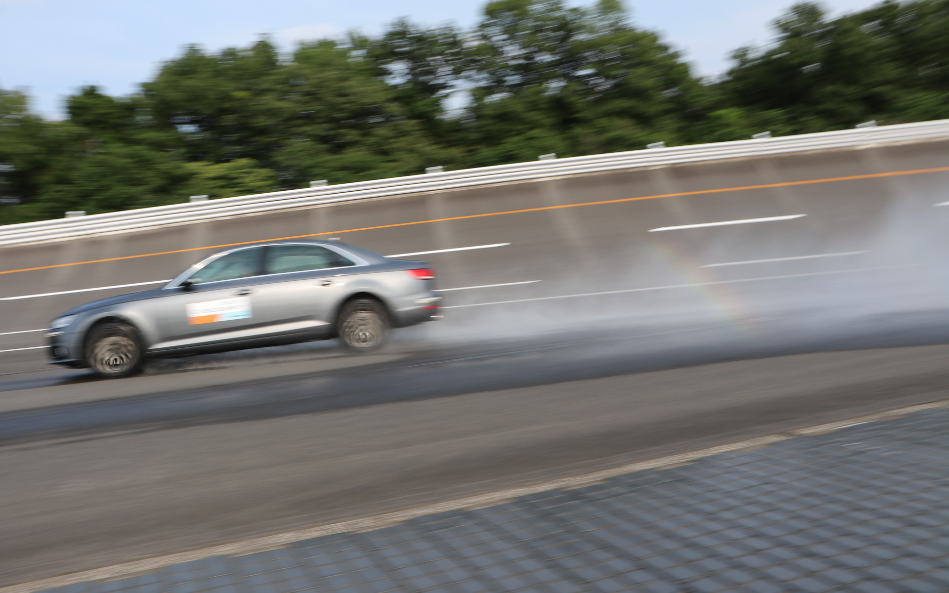 約車両1台分ほどアウト側でずれた状態で水たまりを通過
