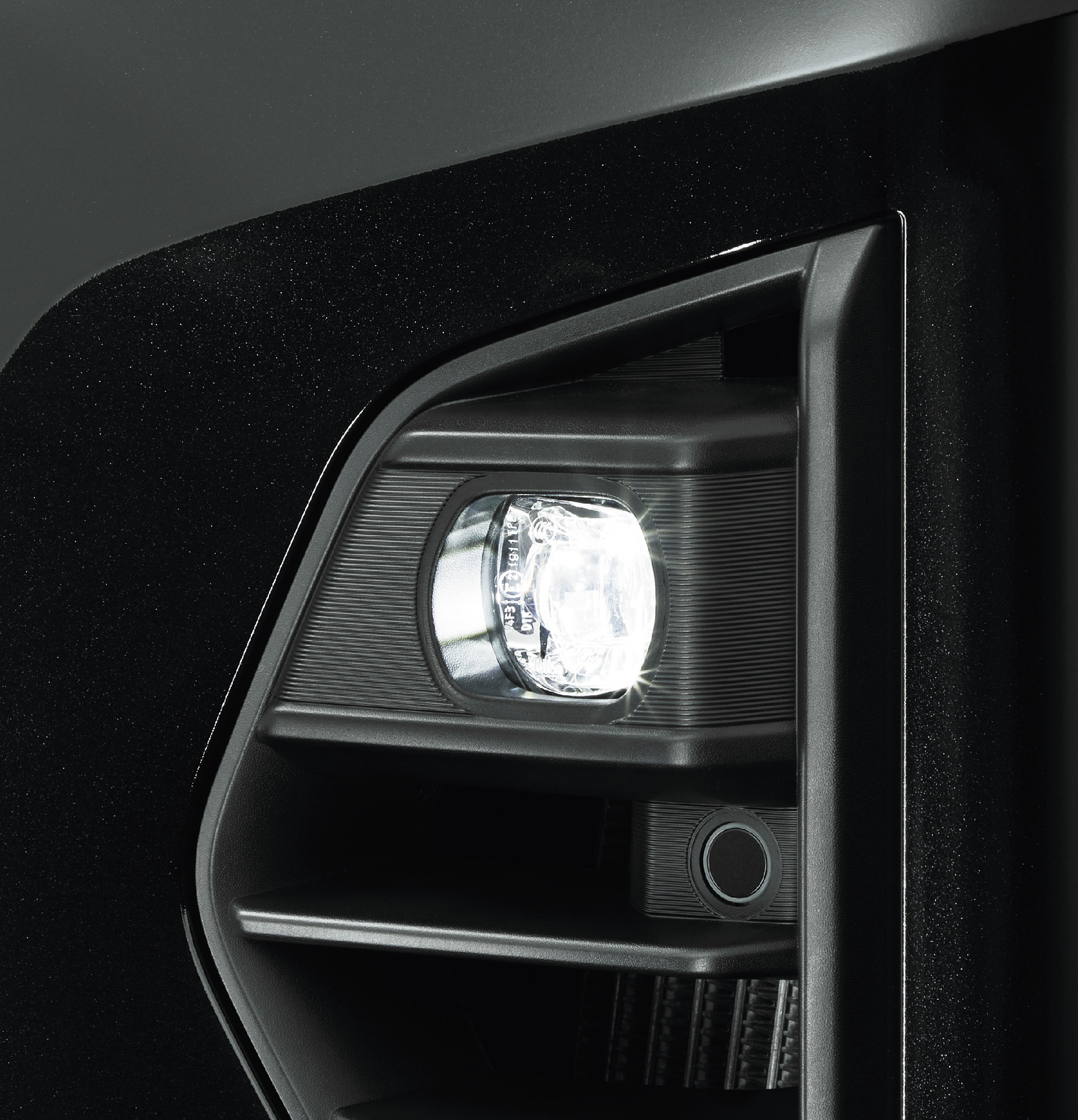 GRANDプレミアムGXの外観では、フロントグリルやドアミラー、テールゲートのフィニッシャーなどにダーク調メッキを採用