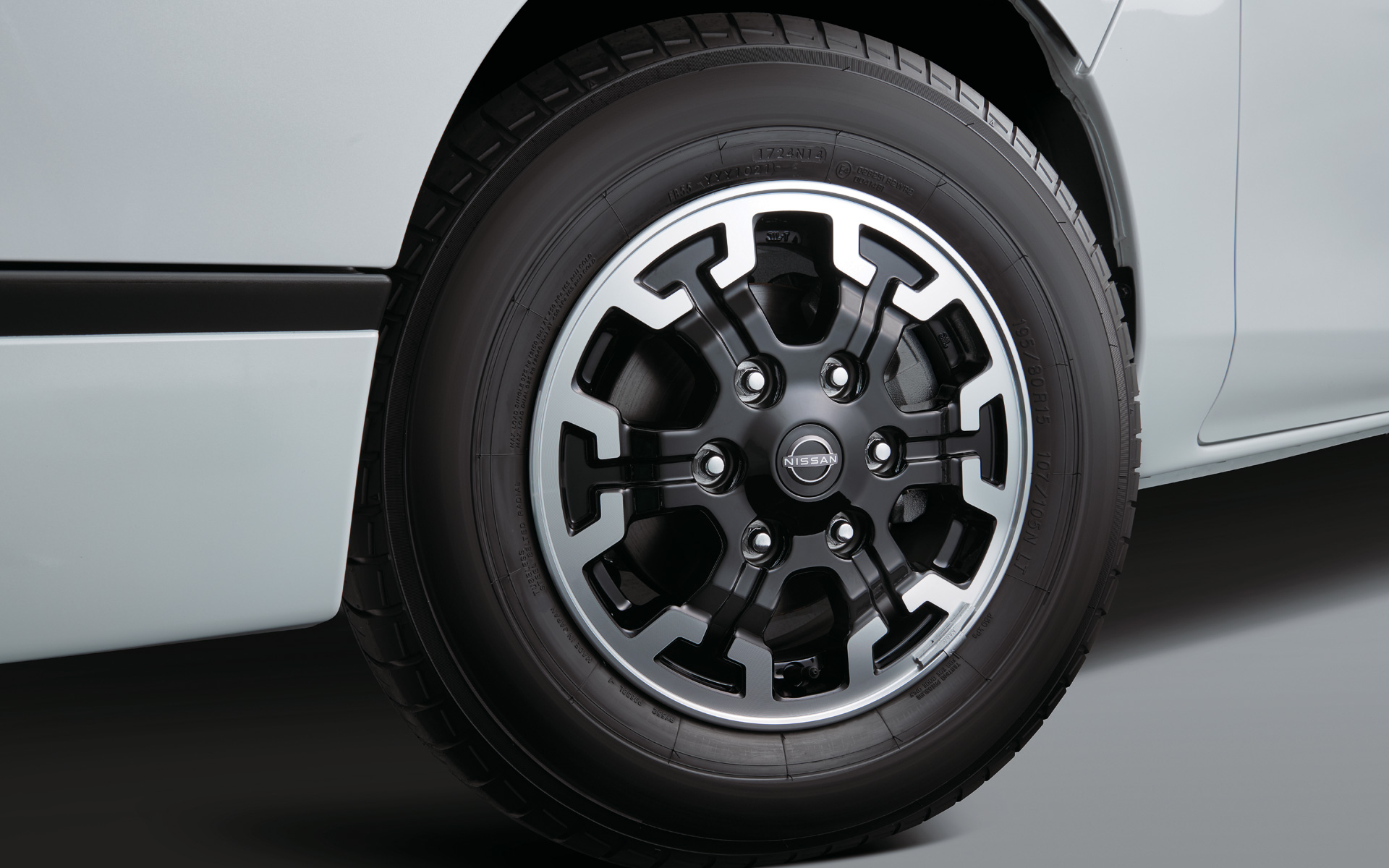 キャラバンPROSTYLEでは専用の15インチアルミホイールを標準装備