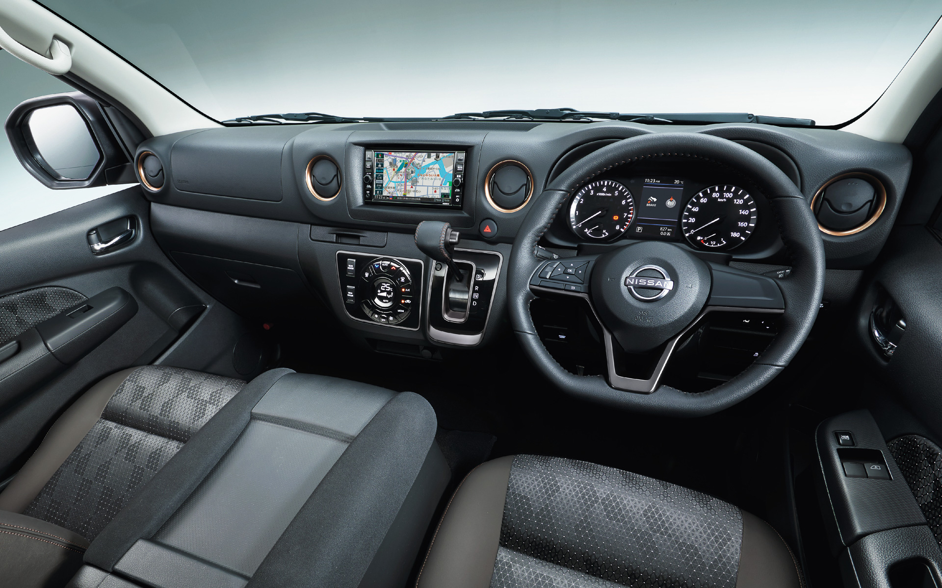 GRANDプレミアムGXの室内。ブラックを基調としたインテリアにブラック/ダークブラウンメタリックのコンビネーションシートを採用し、エアコン吹き出し口のカッパーカラーの加飾リング、ブラウンステッチ入りの本革巻きステアリング/シフトノブなども与えられる