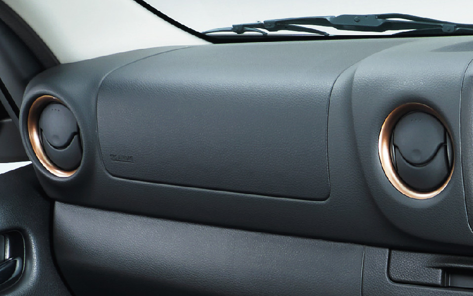 GRANDプレミアムGXの室内。ブラックを基調としたインテリアにブラック/ダークブラウンメタリックのコンビネーションシートを採用し、エアコン吹き出し口のカッパーカラーの加飾リング、ブラウンステッチ入りの本革巻きステアリング/シフトノブなども与えられる