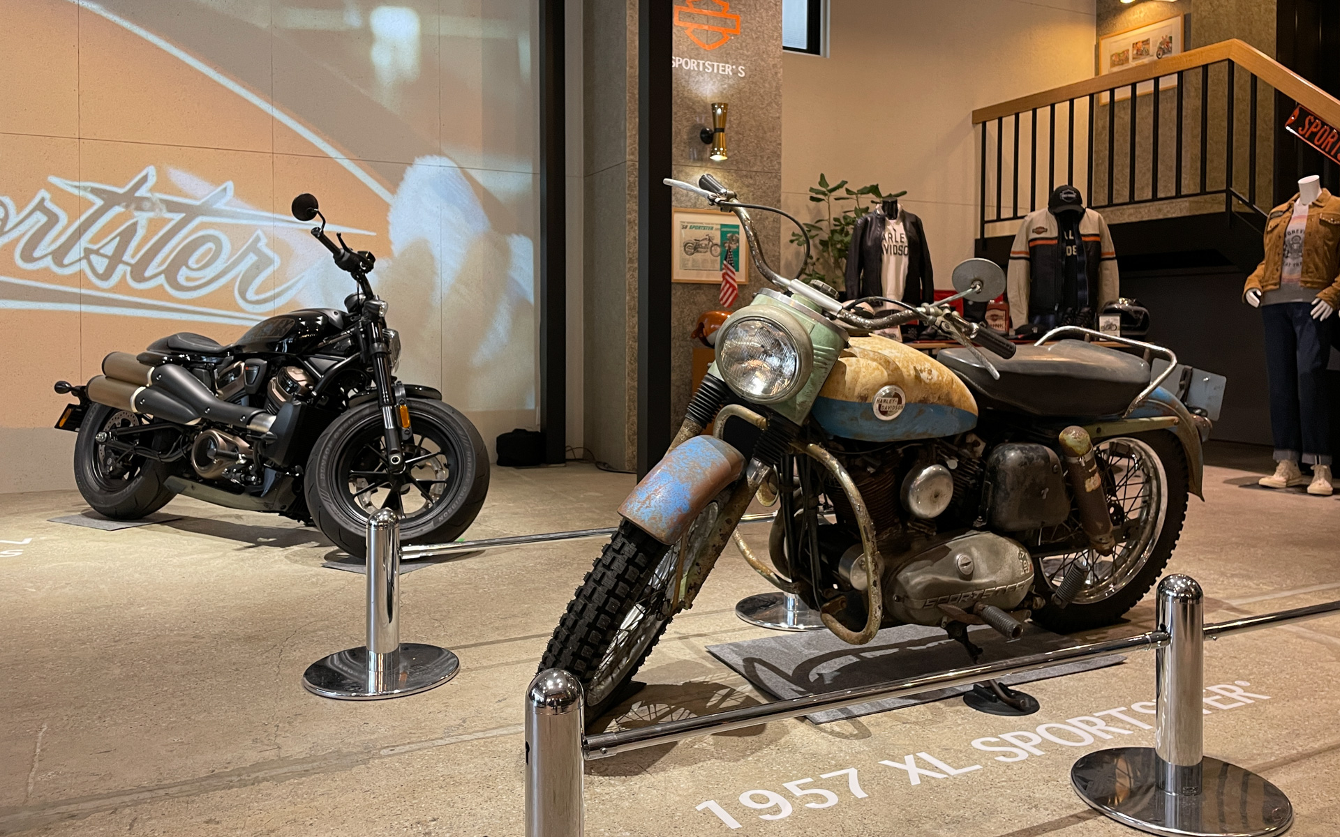 1957年のXL スポーツスターの展示もある「スポーツスターS カフェ」