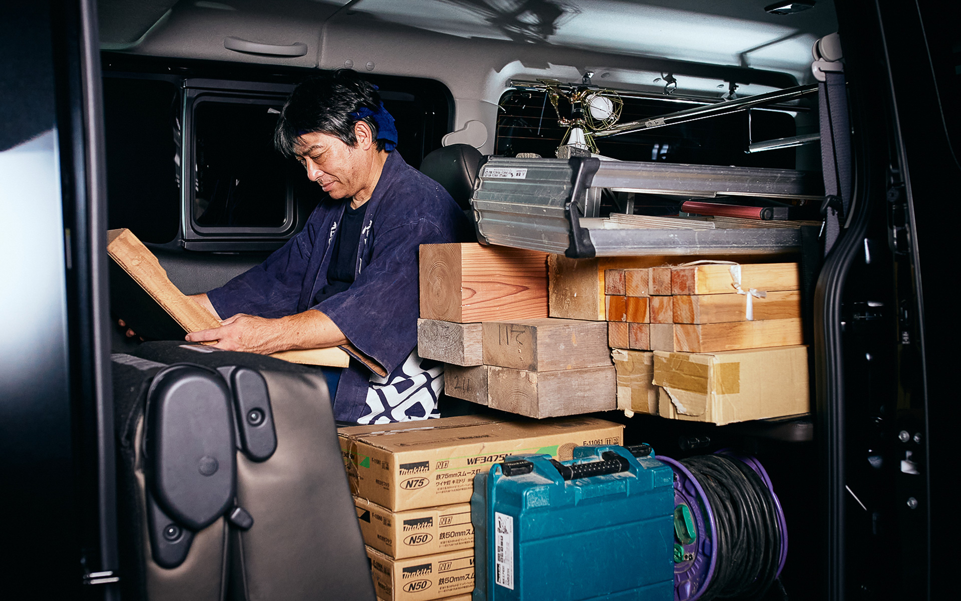 大工棟梁　宮内寿和さん（宮内建築）職人歴：38年/“建築のプロを束ねる”大工棟梁として長年活躍。短納期・均一化のための工業化が主流になりつつある建築業界の中でも、家主にとって痒いところに手が届く、施主のための家づくりがモットー。キャラバンが持つ、4ナンバークラスNo.1の荷室長やラゲッジユーテリティナットなど荷室の使い勝手や、室内の居住性を大工棟梁の目線で評価した